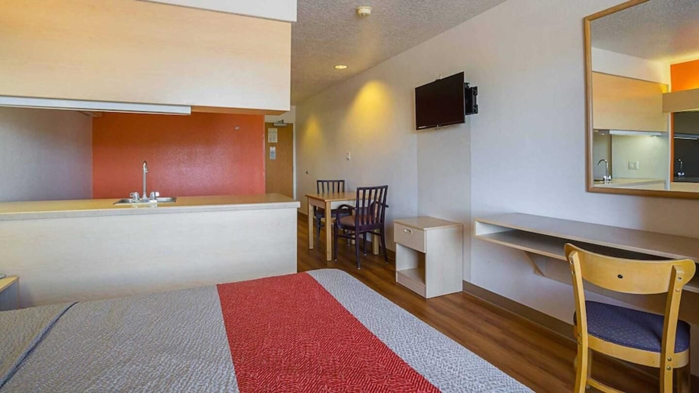 Motel 6 Bernalillo, NM 1 Queen Bed | Suite, Non-Smoking 3