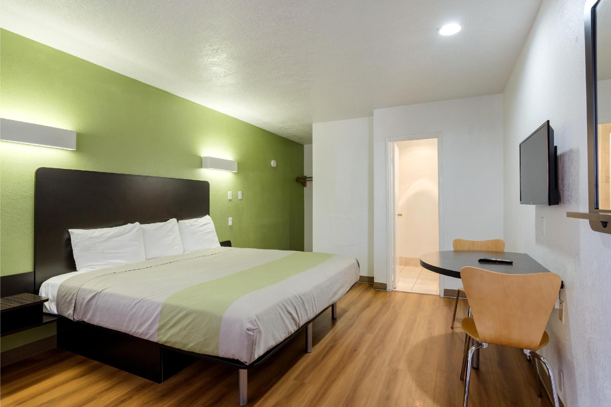 Motel 6 Bernalillo, NM 1 Queen Bed | Suite, Smoking