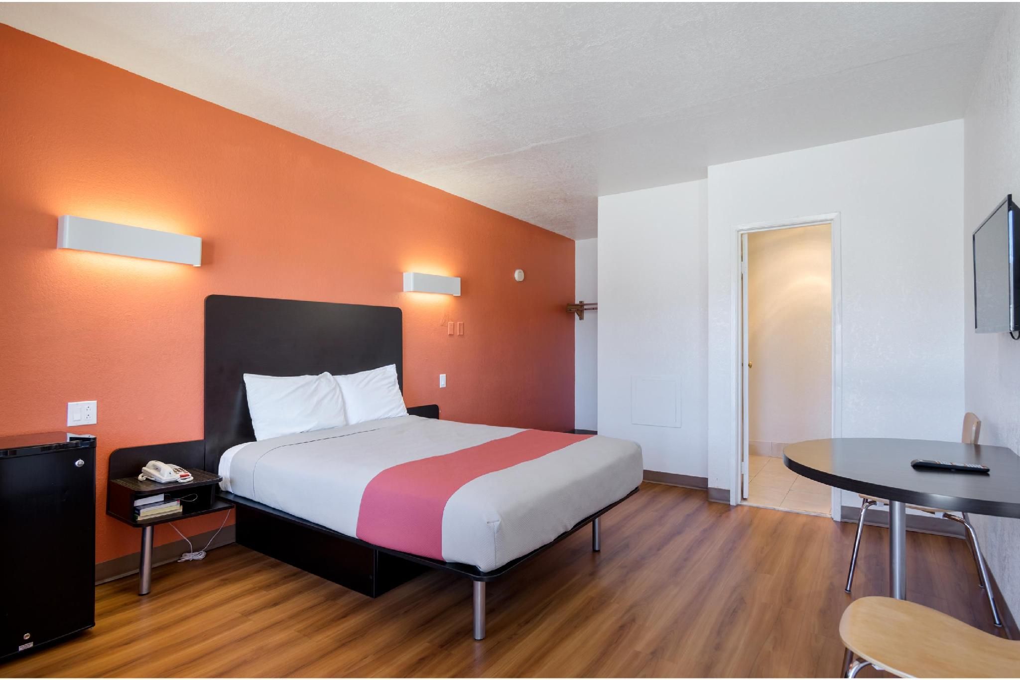 1 King Bed | Suite, Non-Smoking