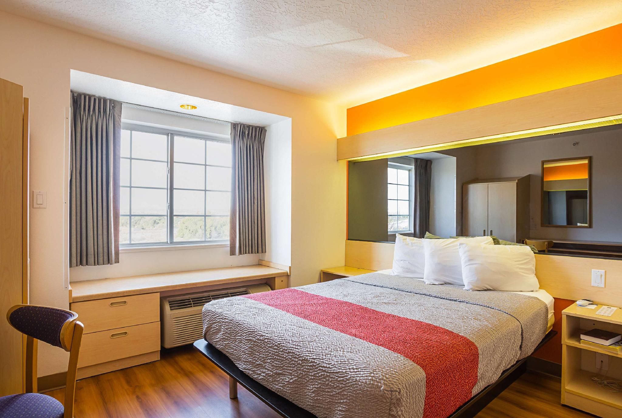 1 Queen Bed - Mobility Accessible Tub Non-Smoking