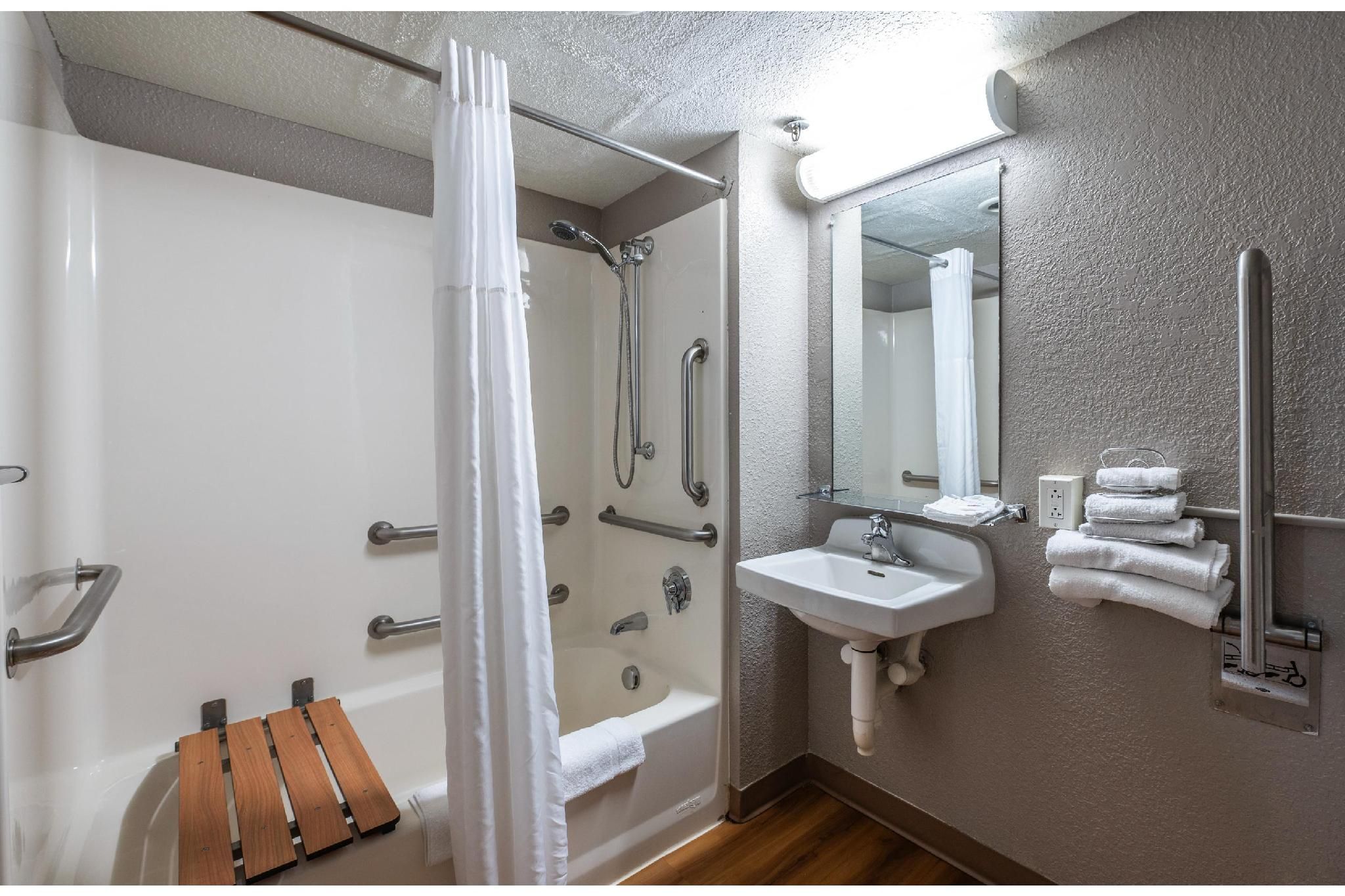 Motel6 Branford, CT - New Haven 1 King Bed | Micfridge 3