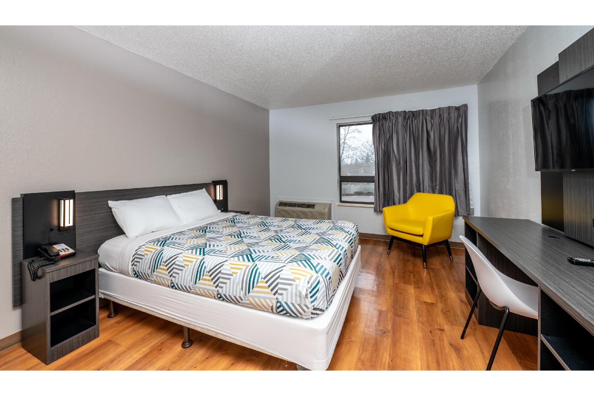 1 Queen Bed | Micfridge, Smoking