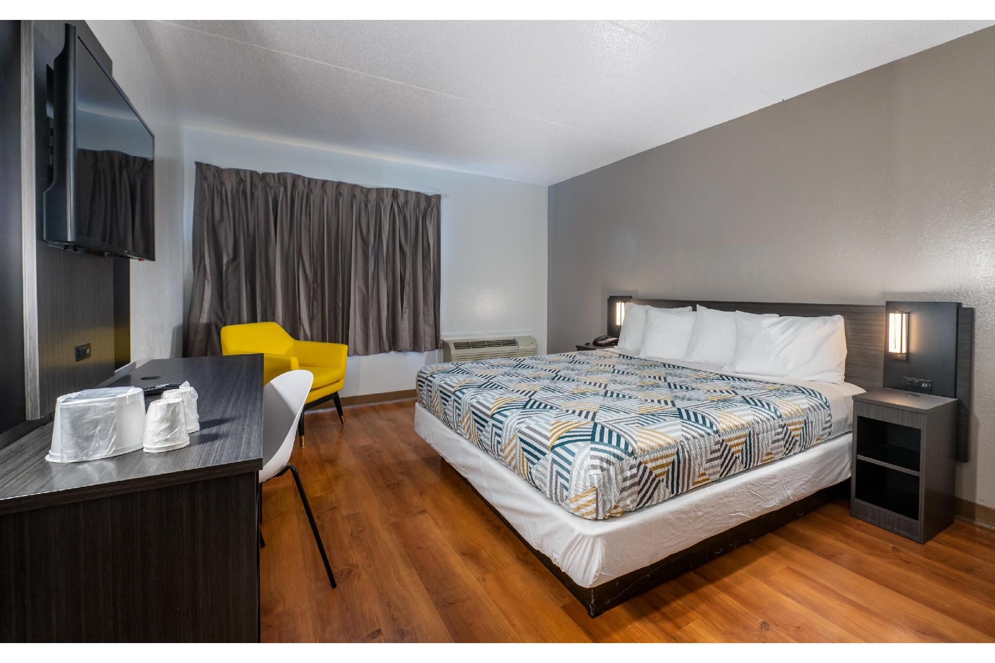 1 Queen Bed | ADA/Tub