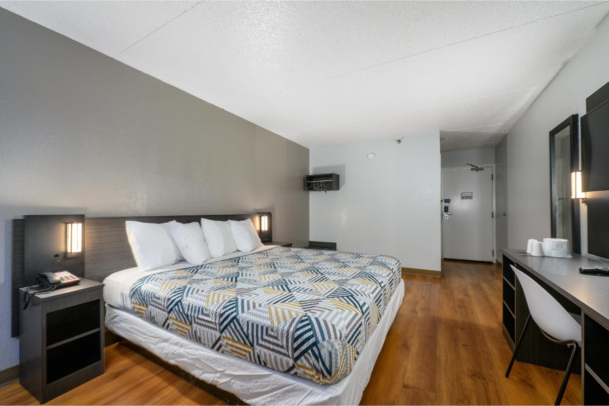 Motel6 Branford, CT - New Haven 1 King Bed | Micfridge