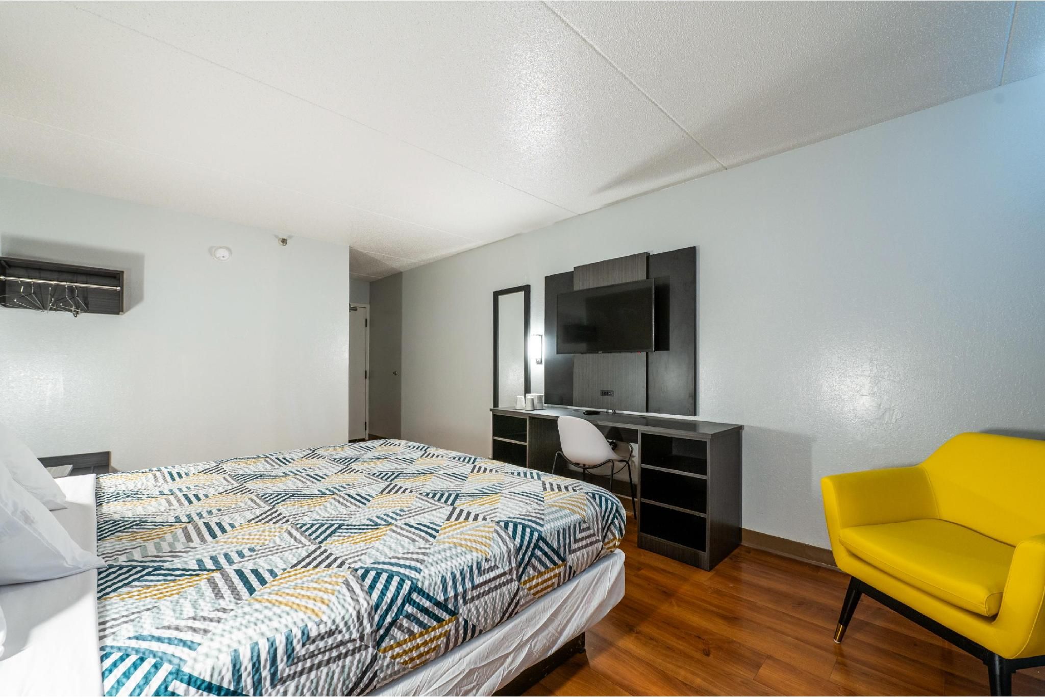 Motel6 Branford, CT - New Haven 1 King Bed | Micfridge 2