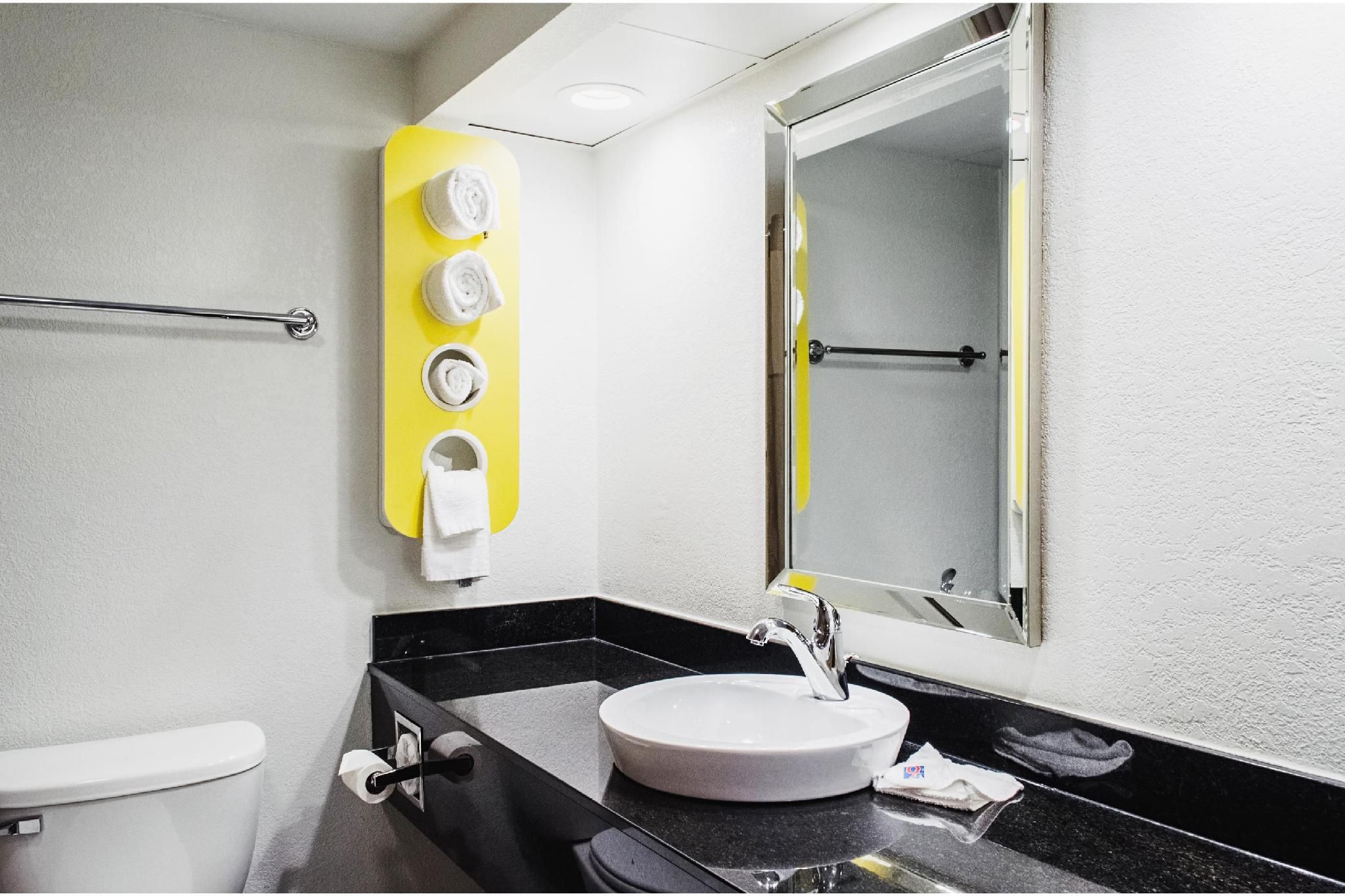 Motel6 Brockton, MA 1 QUEEN BED | MOBILITY ACCESSIBLE TUB SMK 3