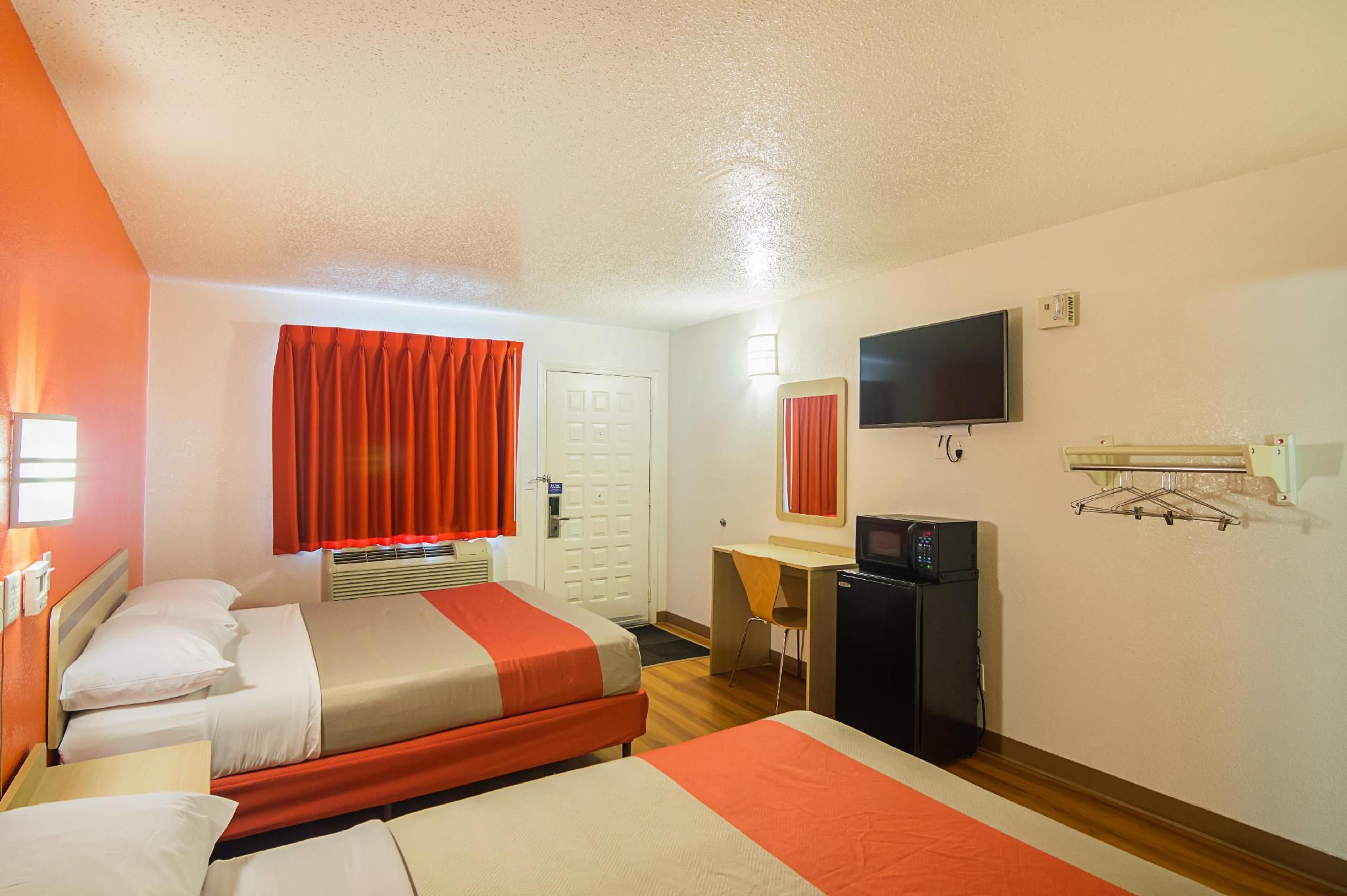 2 Full Beds | Smoking