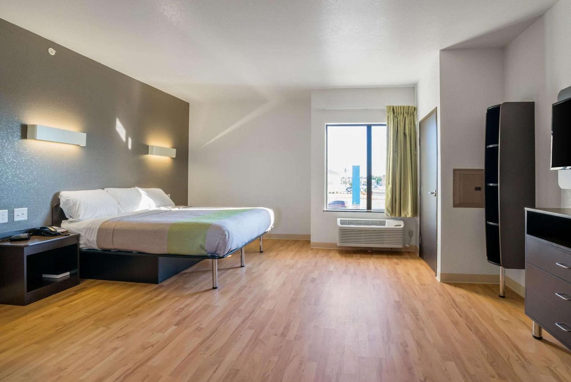 Studio 6 Buda, TX King Room with Roll-in Shower - Disability Access - Non-Smoking