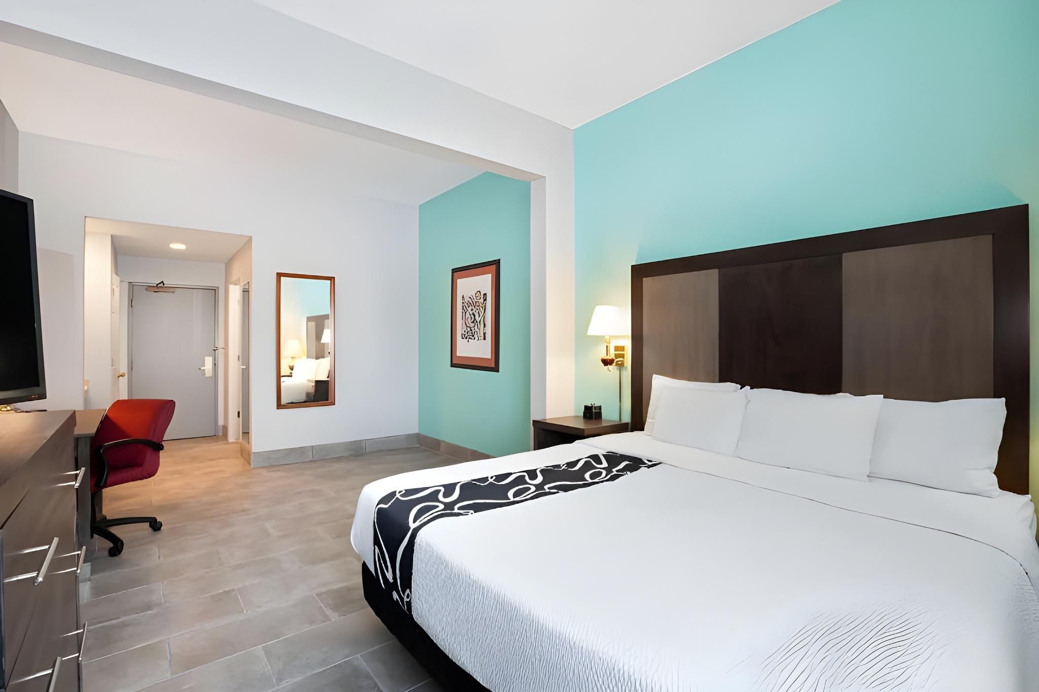 1 King Bed, Deluxe Suite, City View, Non-Smoking