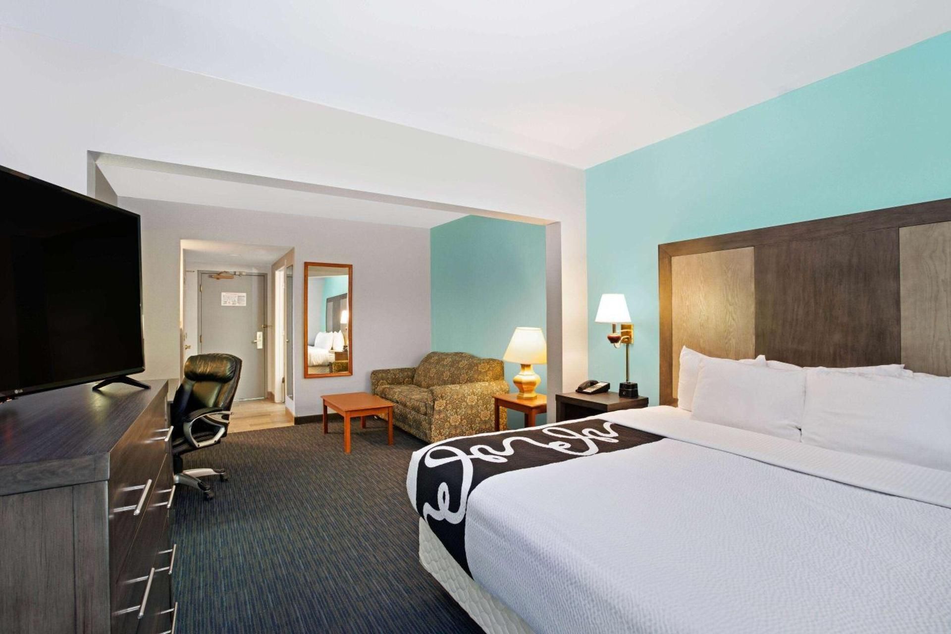 1 King Bed, Deluxe Suite, City View, Non-Smoking