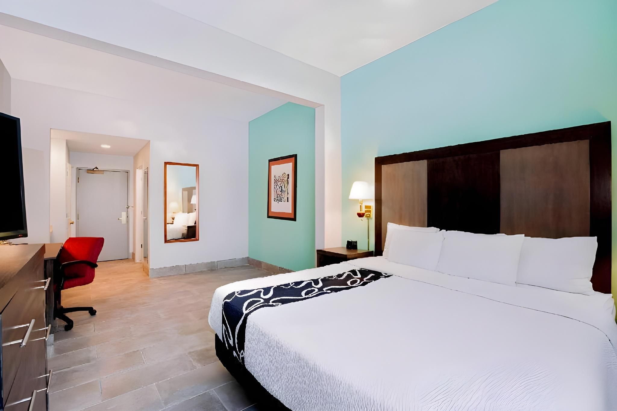 1 King Bed Accessible Room, Bathtub with Grab Bars, Non-Smoking