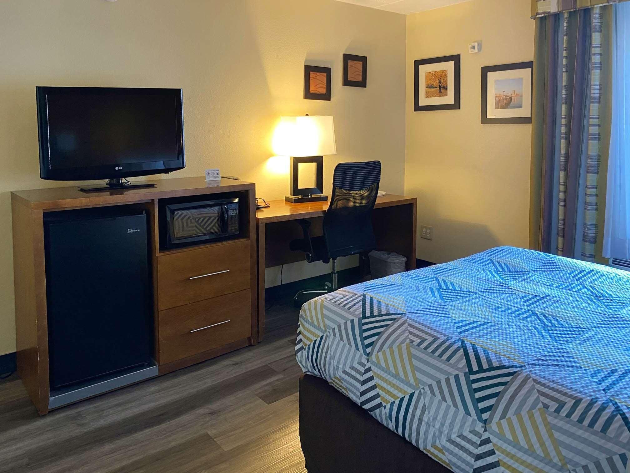 Studio 6 Suites Catonsville, MD – Baltimore West 1 Queen Bed - Mobility Accessible Tub Non-Smoking 2