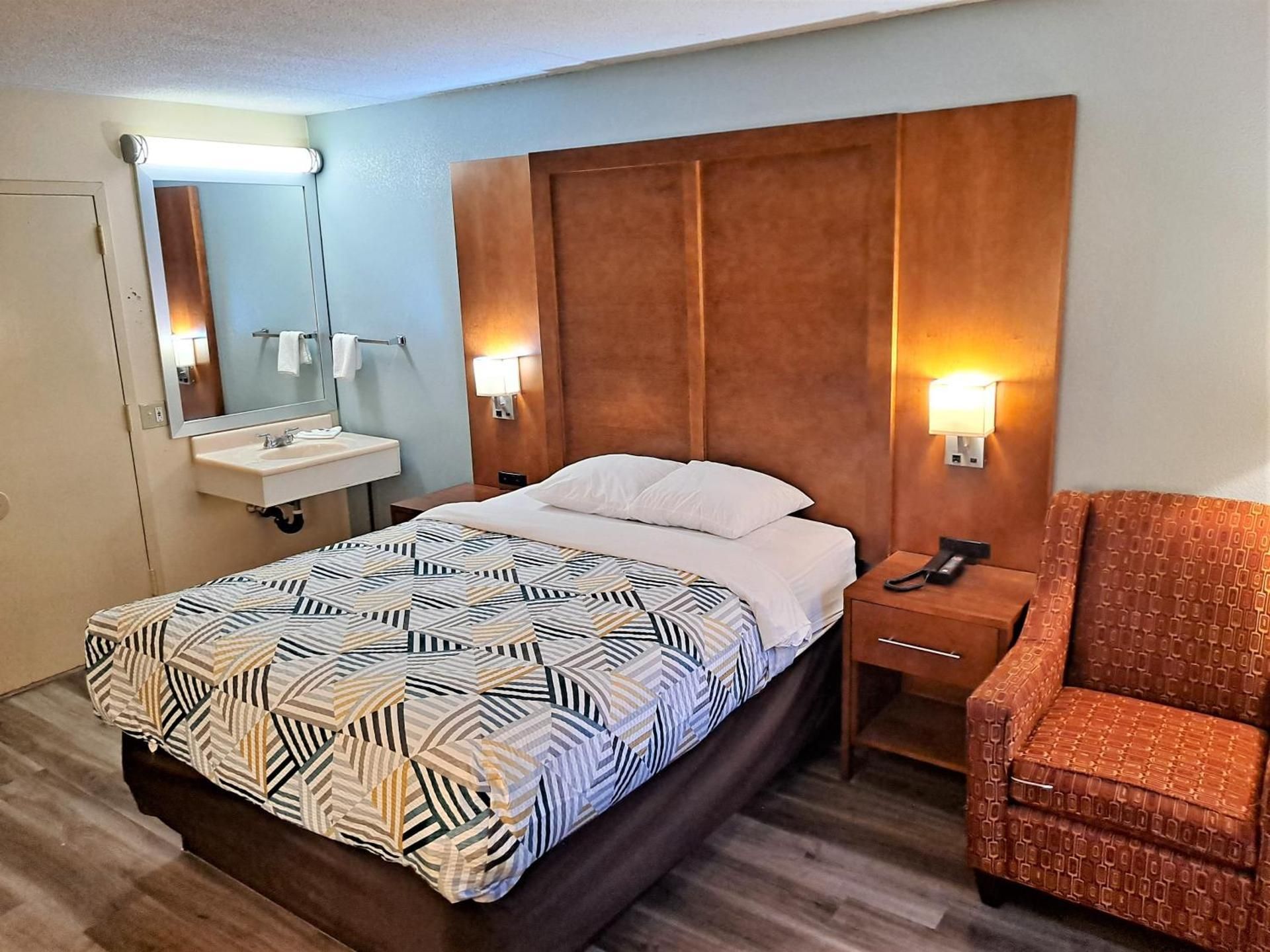 Queen Room - Disability Access - Non-Smoking