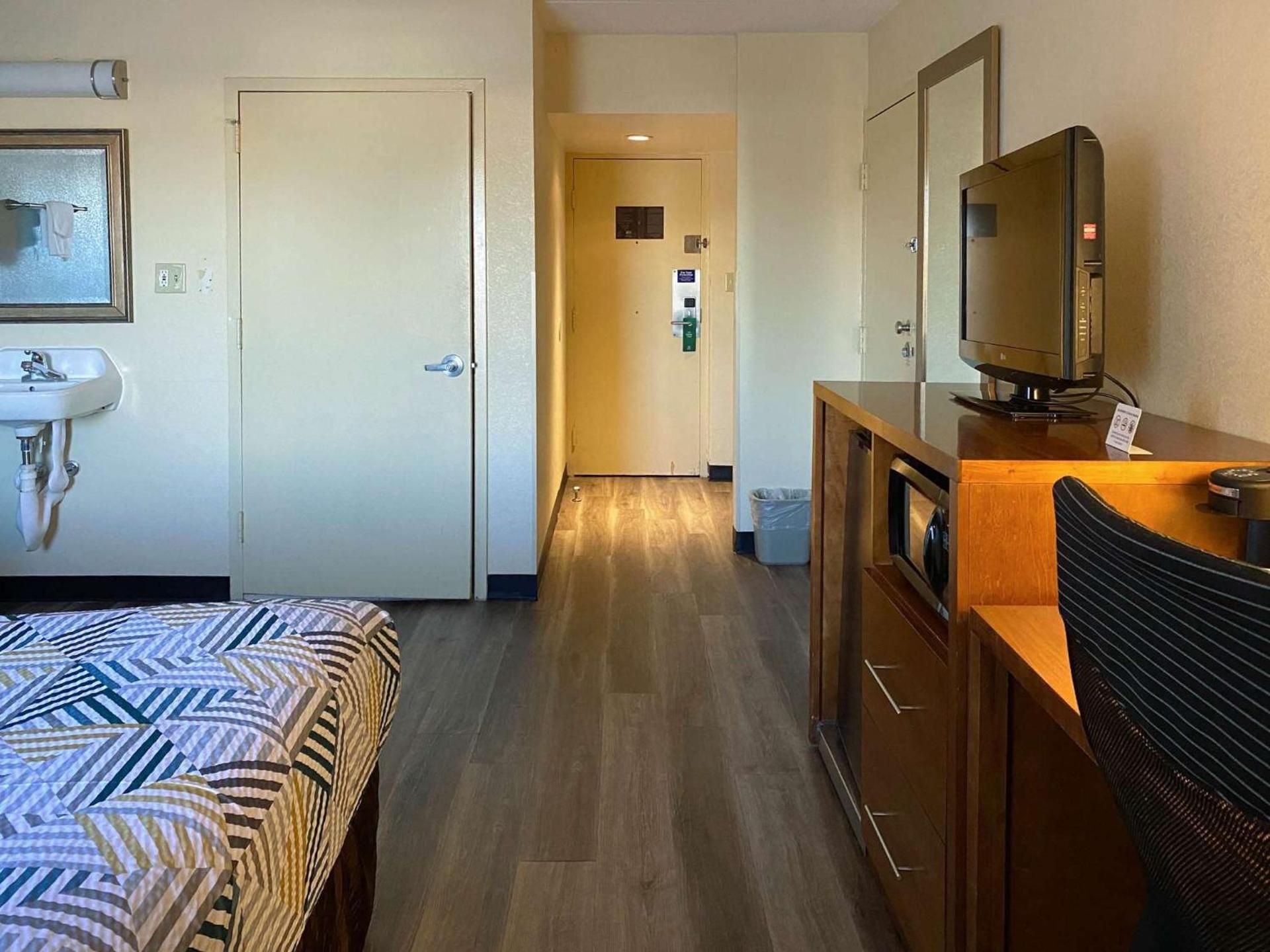 Queen Room - Disability Access - Roll in Shower