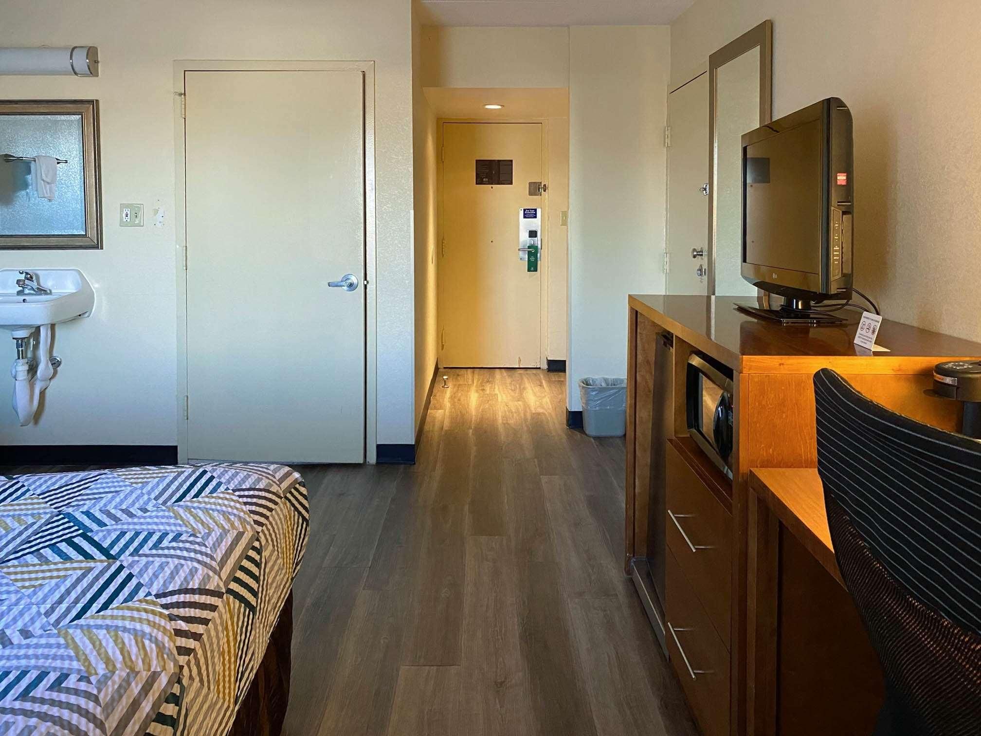 Studio 6 Suites Catonsville, MD – Baltimore West 1 Queen Bed - Mobility Accessible Tub Non-Smoking 3