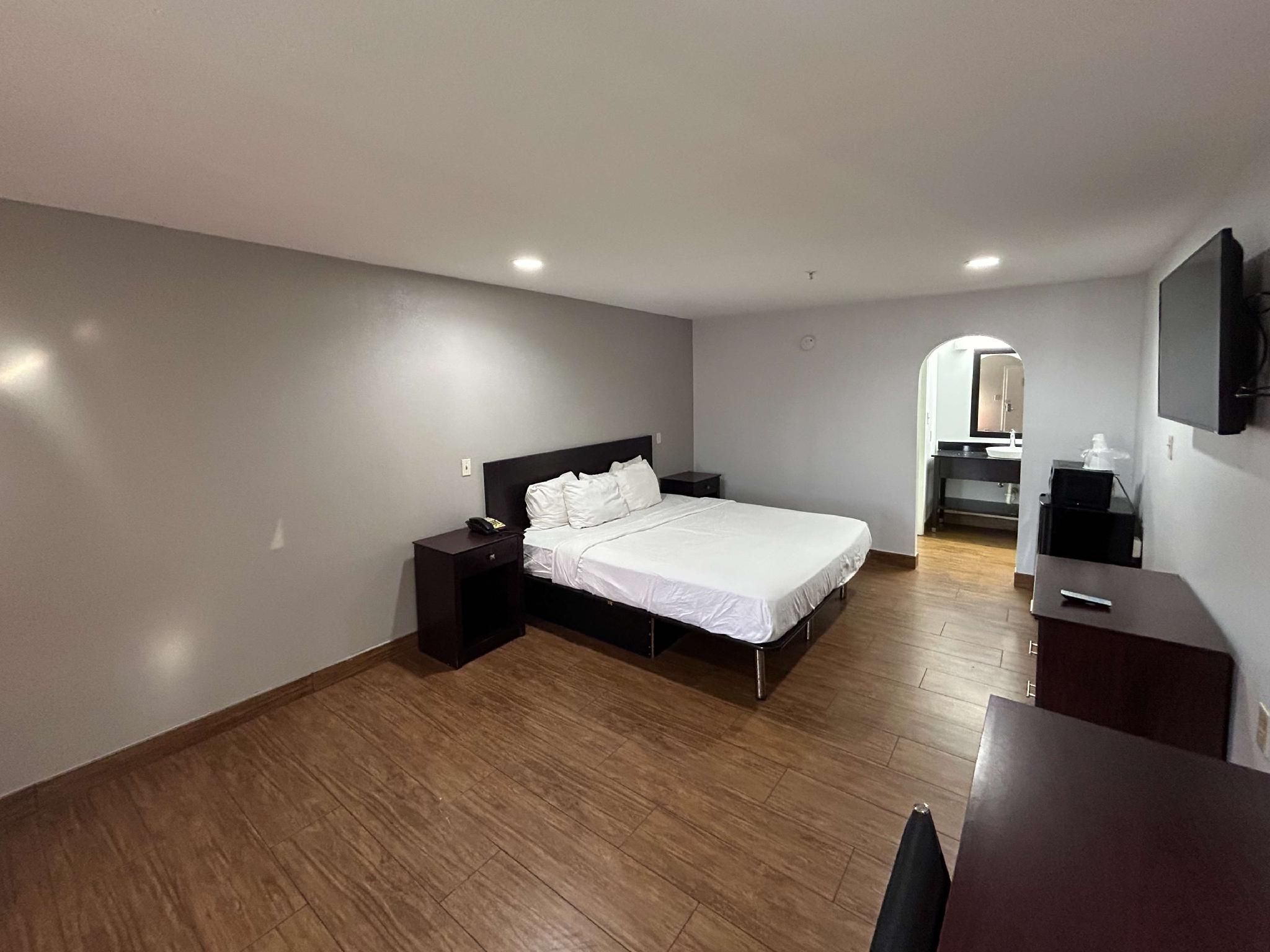 Motel 6 Denham Springs, LA 1 King Bed | Mobil Access Tub Nsmk Micfridg 2