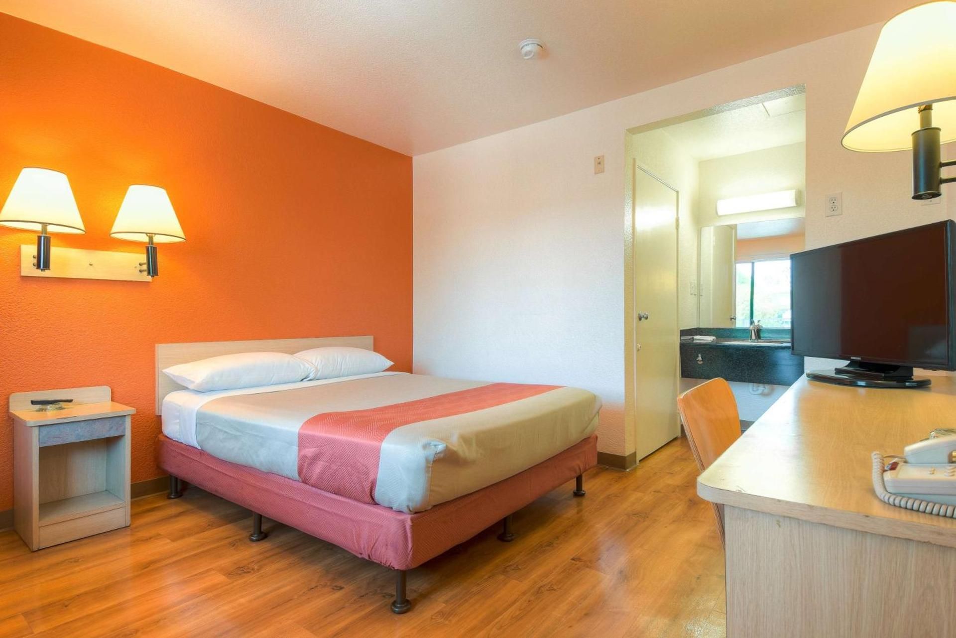 Motel 6 El Cajon, CA - San Diego 1 Queen Bed | 3