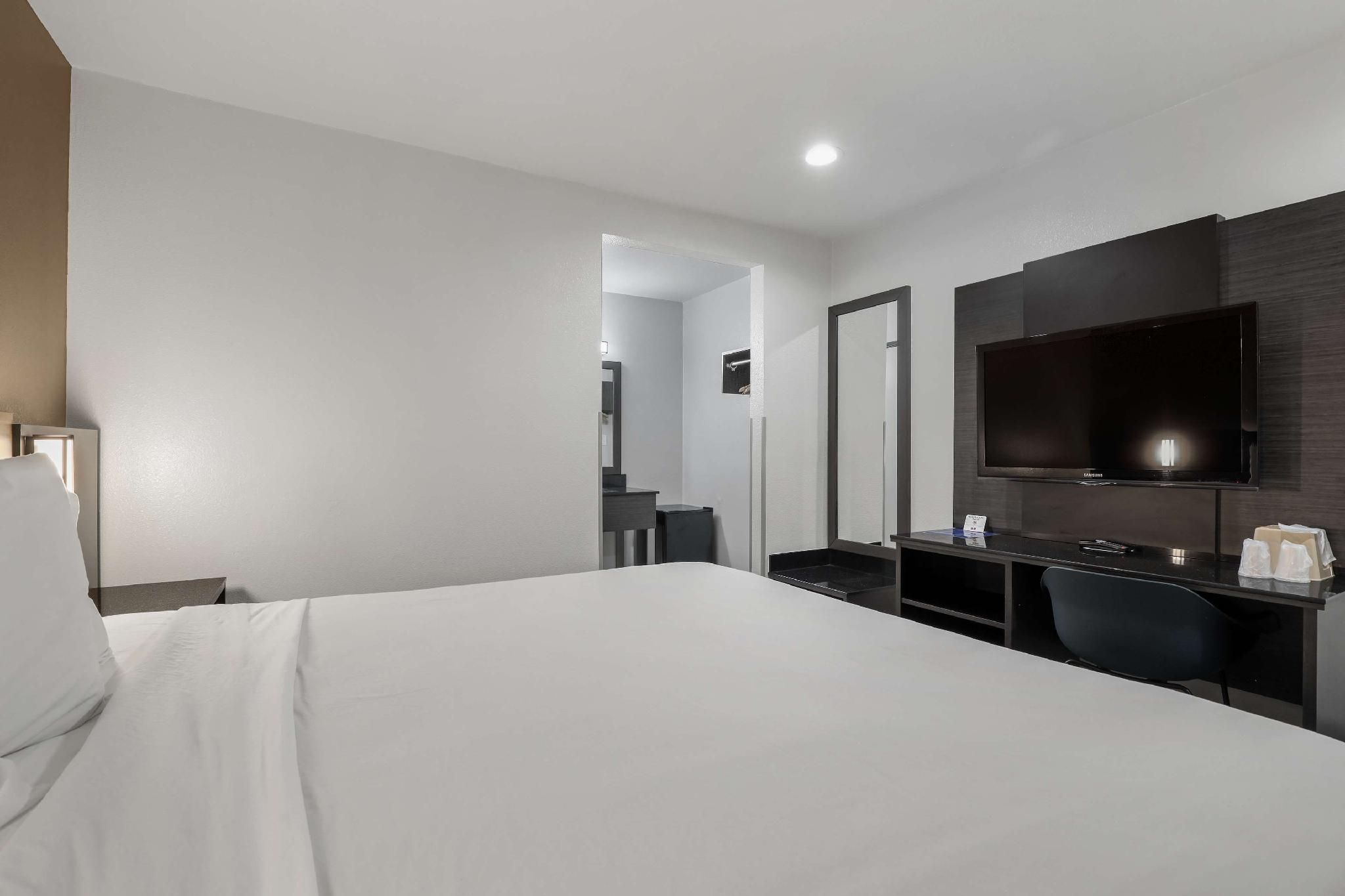 1 King Bed | Non-Smoking