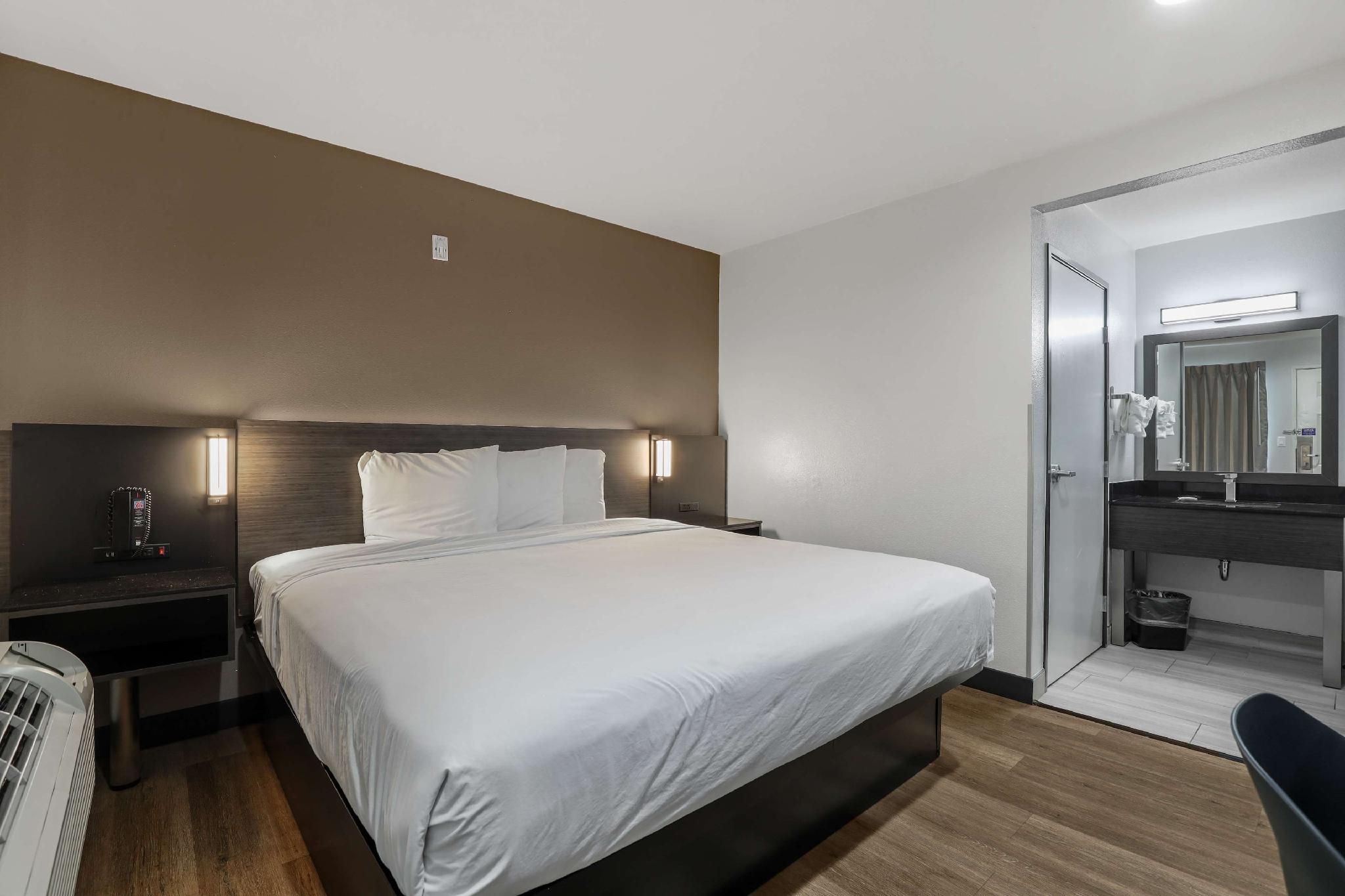 1 King Bed | Non-Smoking