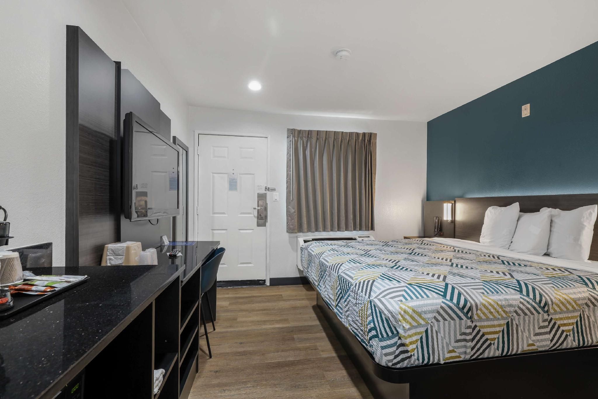 Studio 6  Suites Escondido, CA 1 King Bed | Non-Smoking, Micfridge