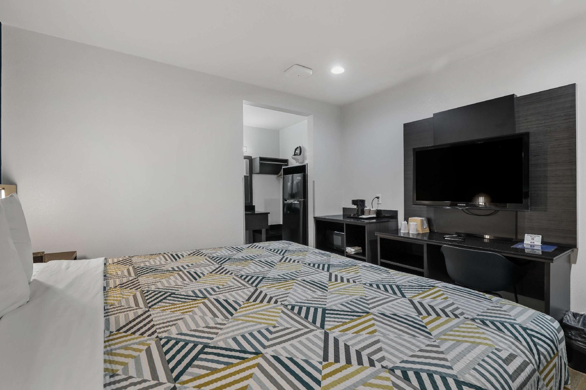 Studio 6  Suites Escondido, CA 1 King Bed | Non-Smoking, Micfridge 3