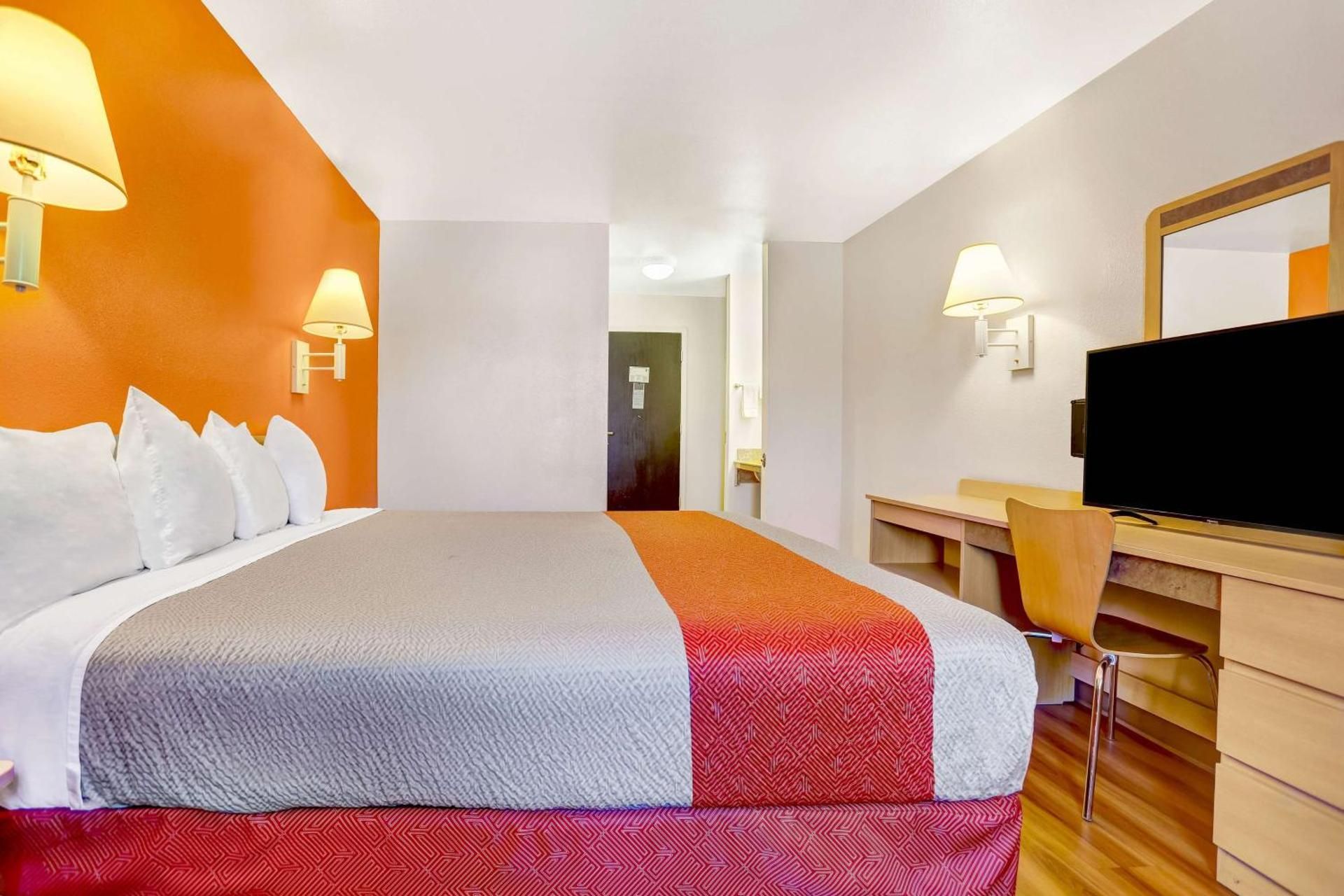 King Room with Roll-in Shower - Disability Access - Non-Smoking