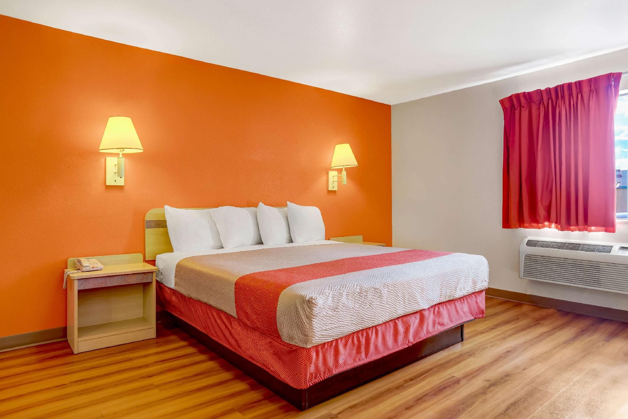 Motel 6 Espanola, NM 1 King Bed | Non-Smoking