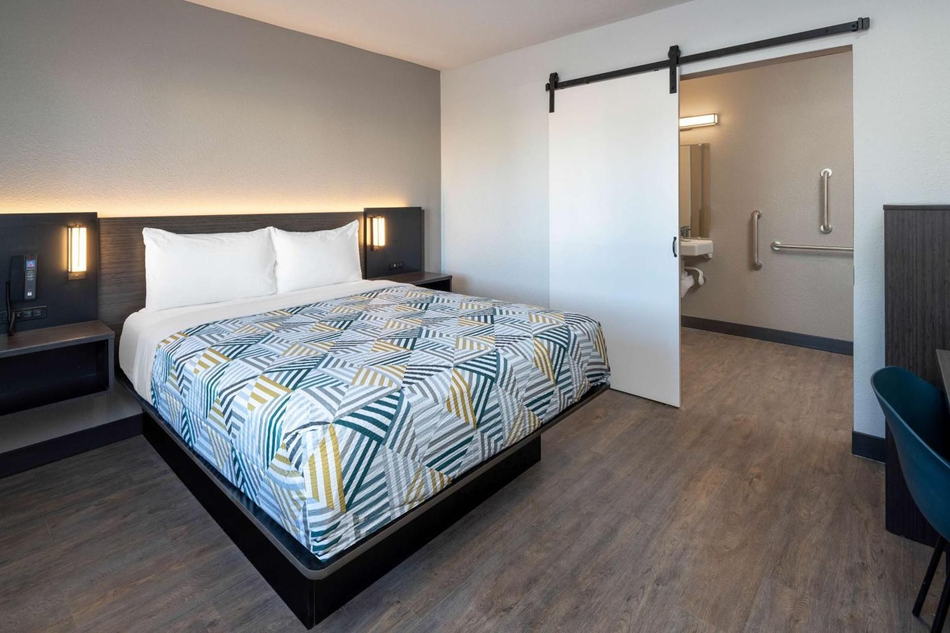 Queen Room - Disability Access