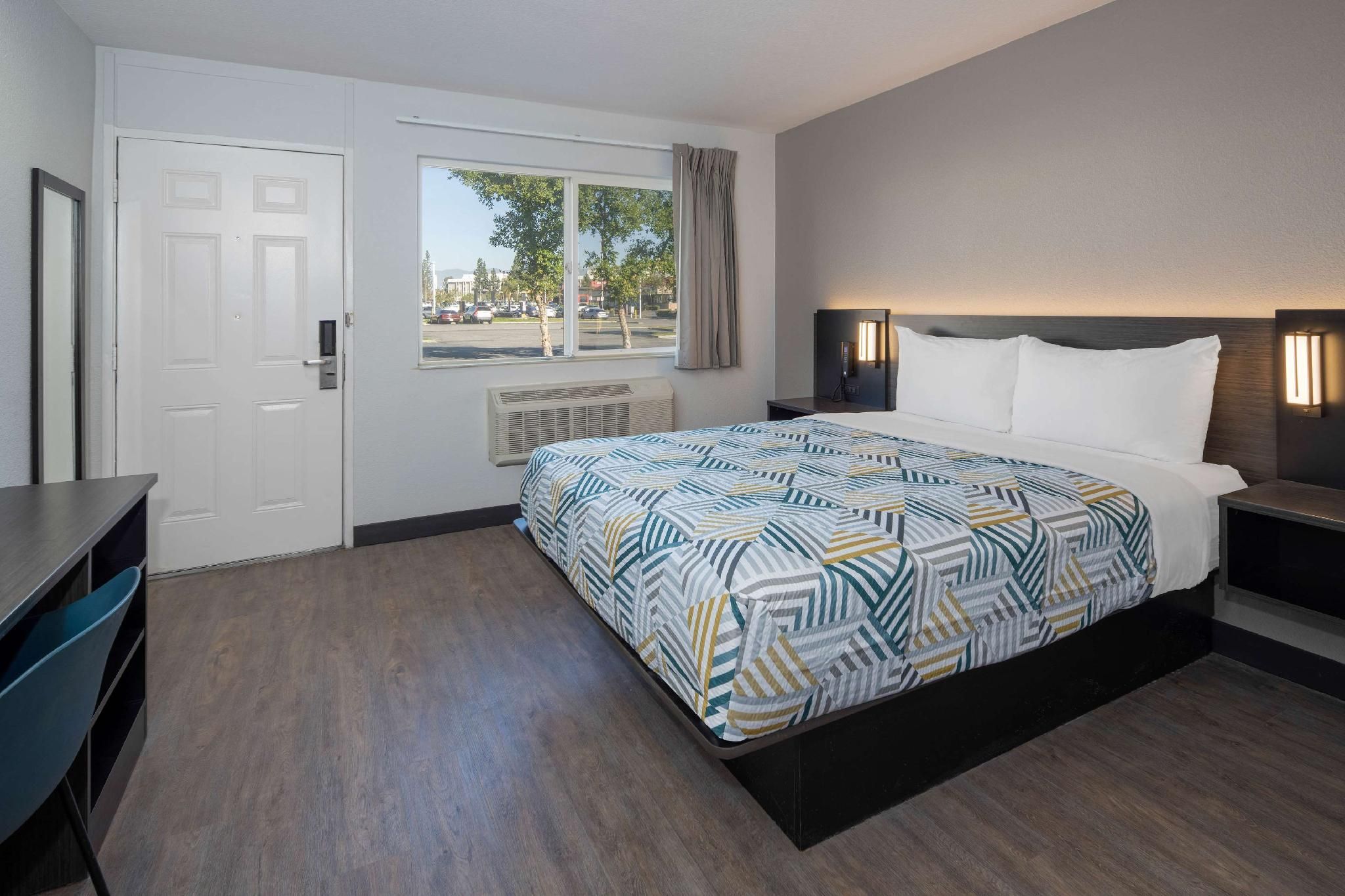 1 Queen Bed | Mini Fridge
