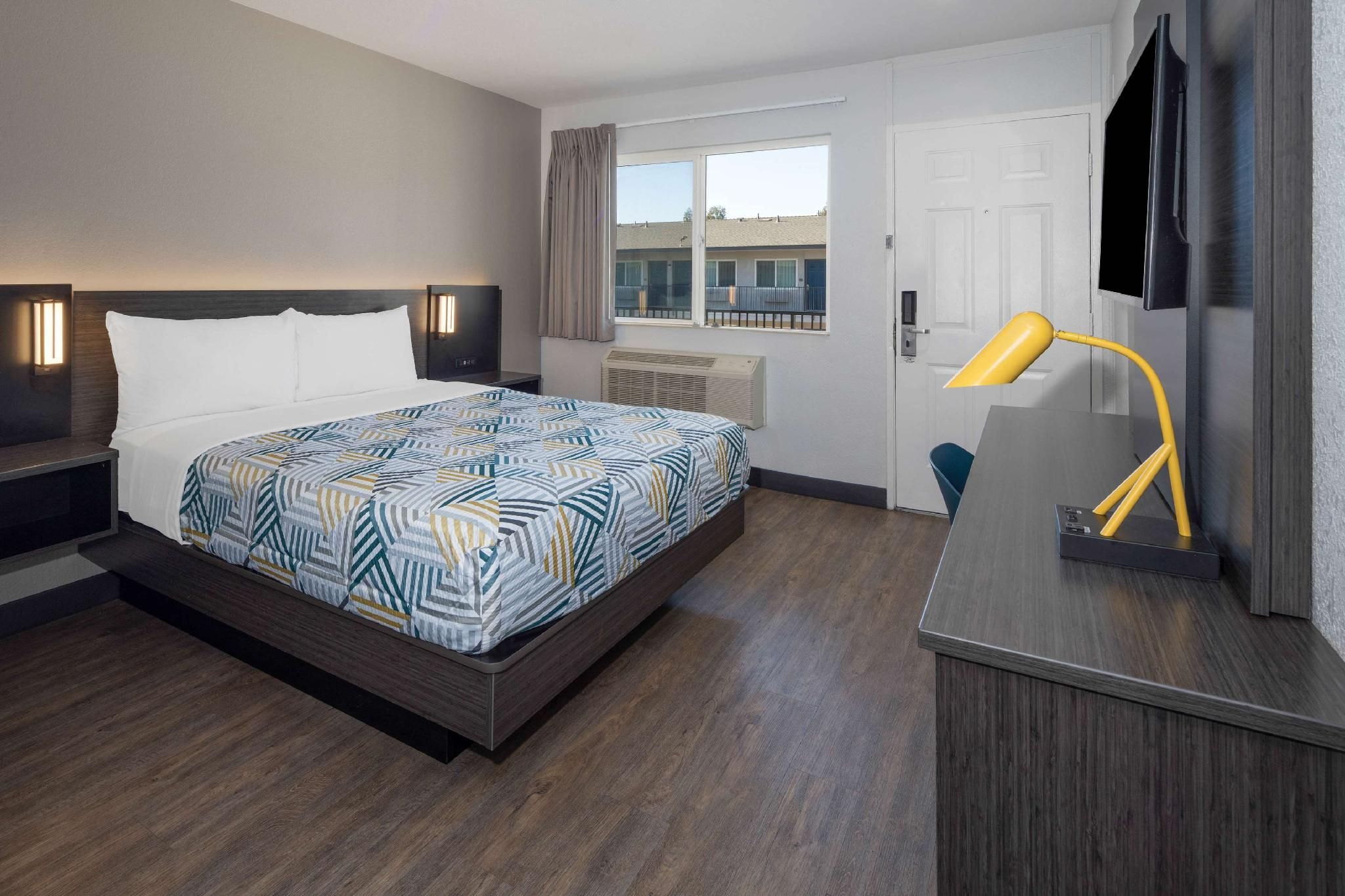 1 Queen Bed | ADA/Tub