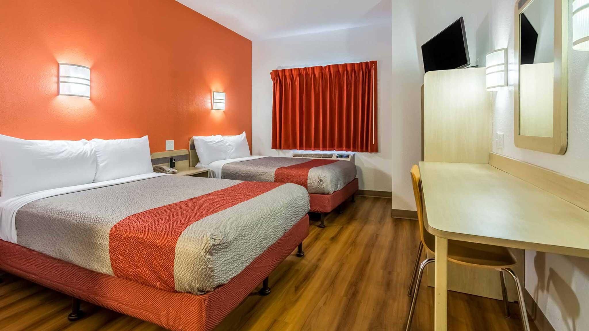 1 King Bed - Non-Smoking