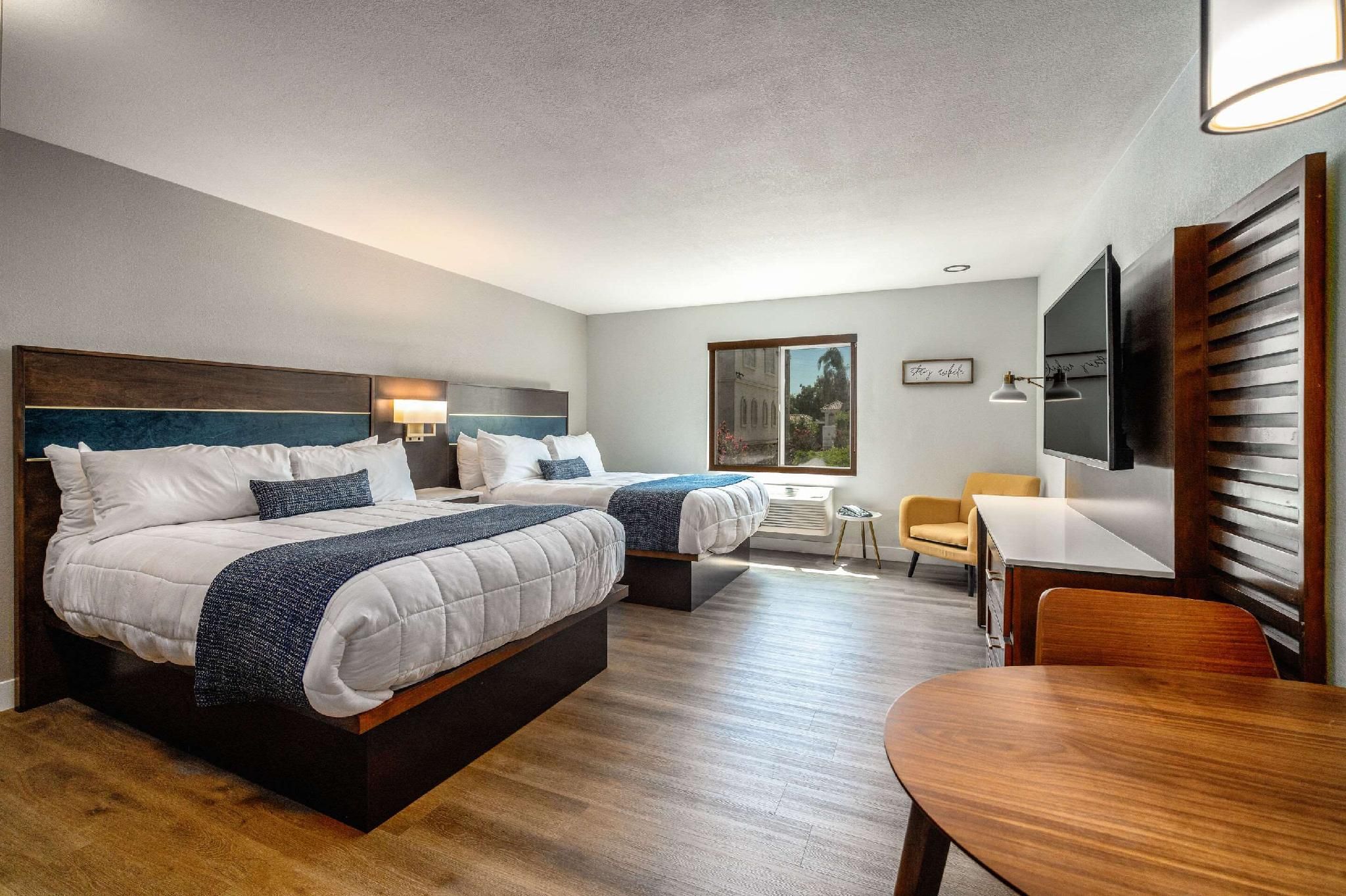 2 Queen Beds, Suite, Nonsmoking