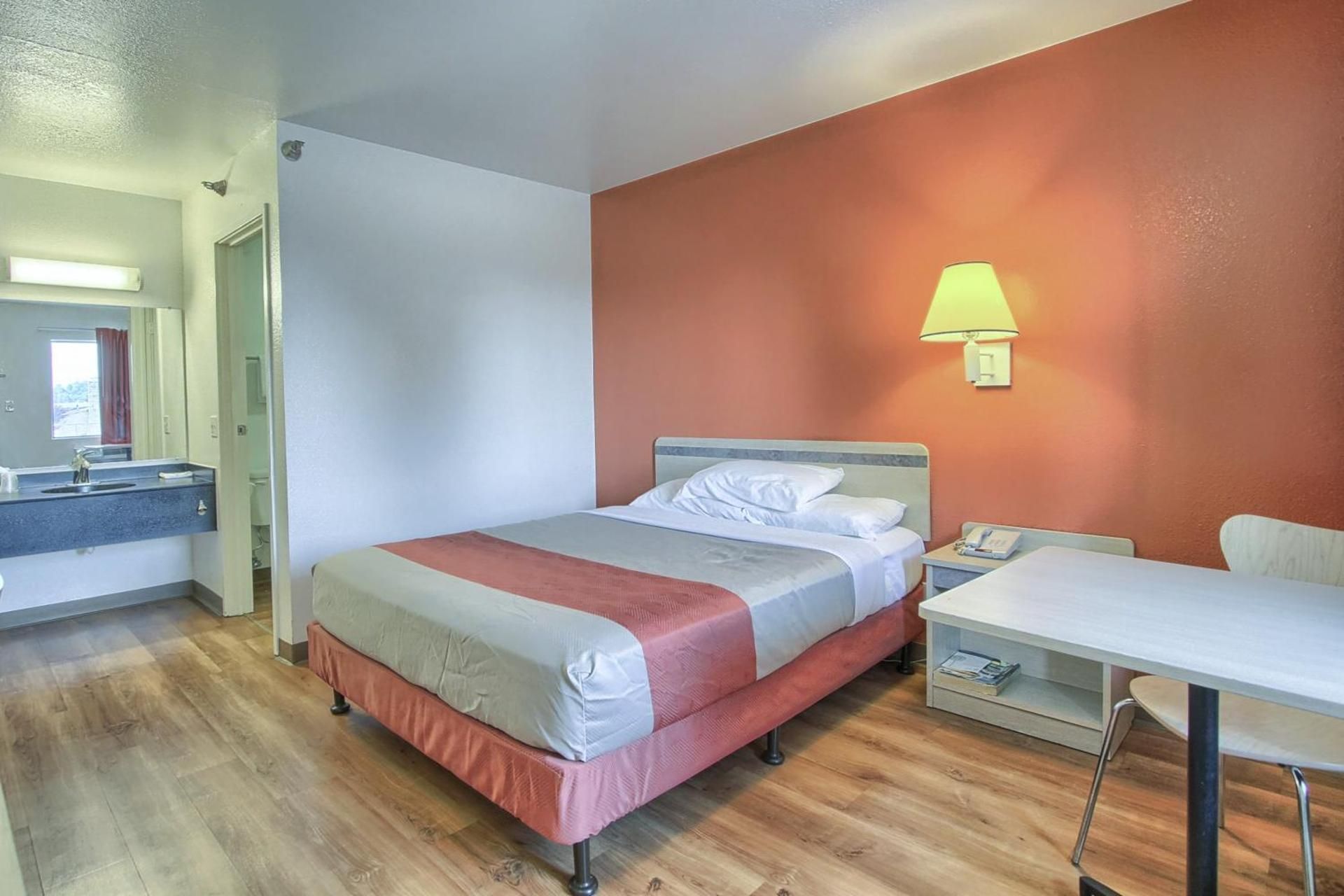 Motel 6 New Cumberland, PA - Harrisburg - Hershey South Deluxe Queen Room 2