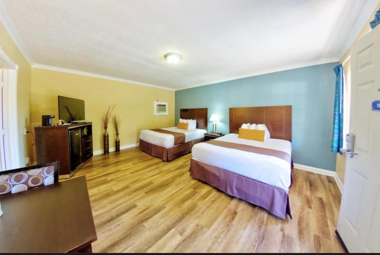 Palm Tropics Motel Two Queen Beds