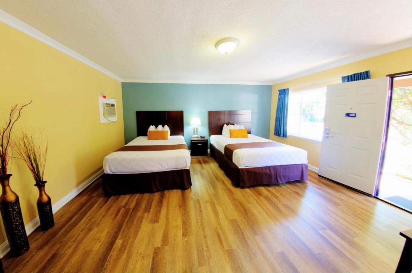 Palm Tropics Motel Two Queen Beds 2