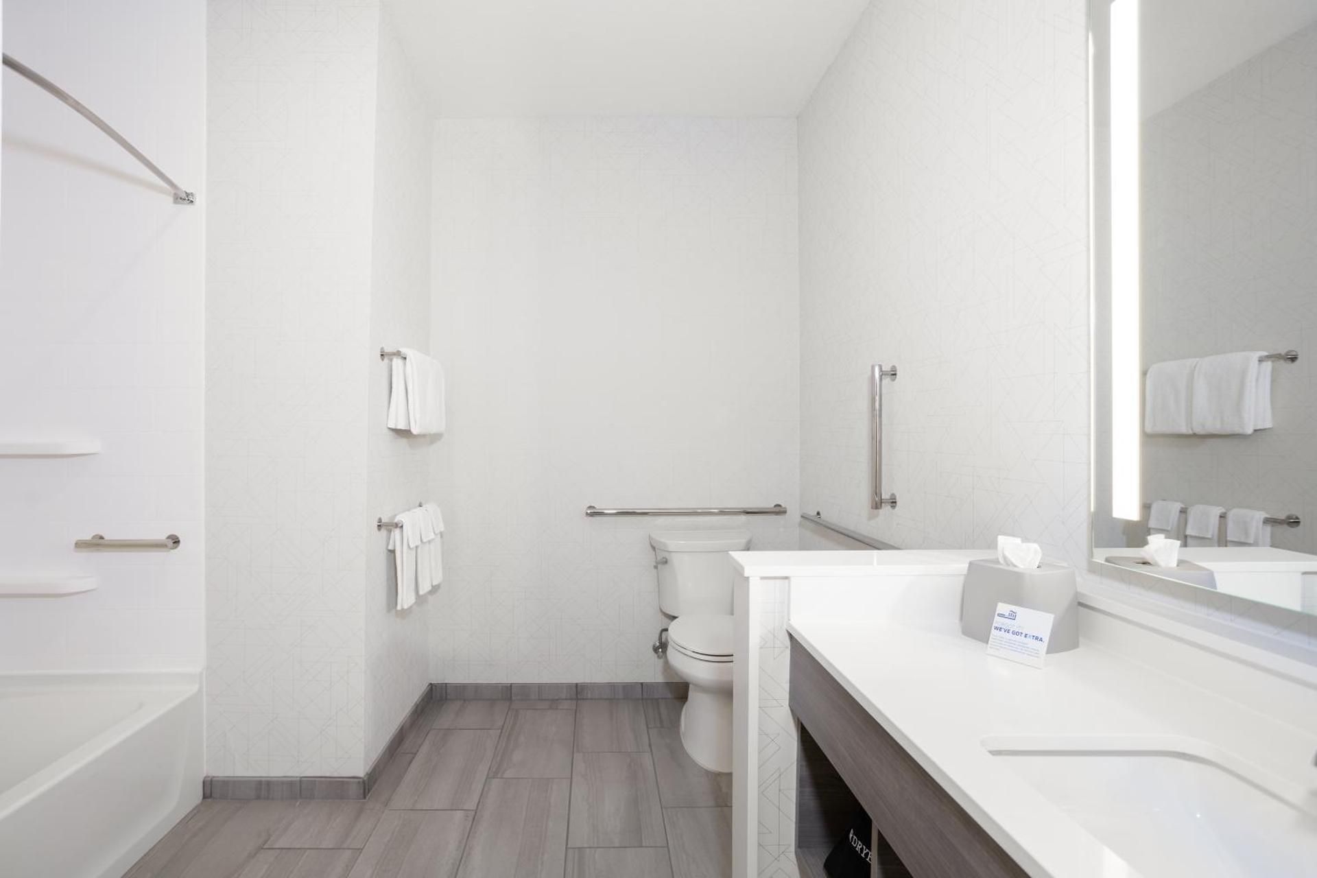 King Suite with Bath Tub - Disability Access