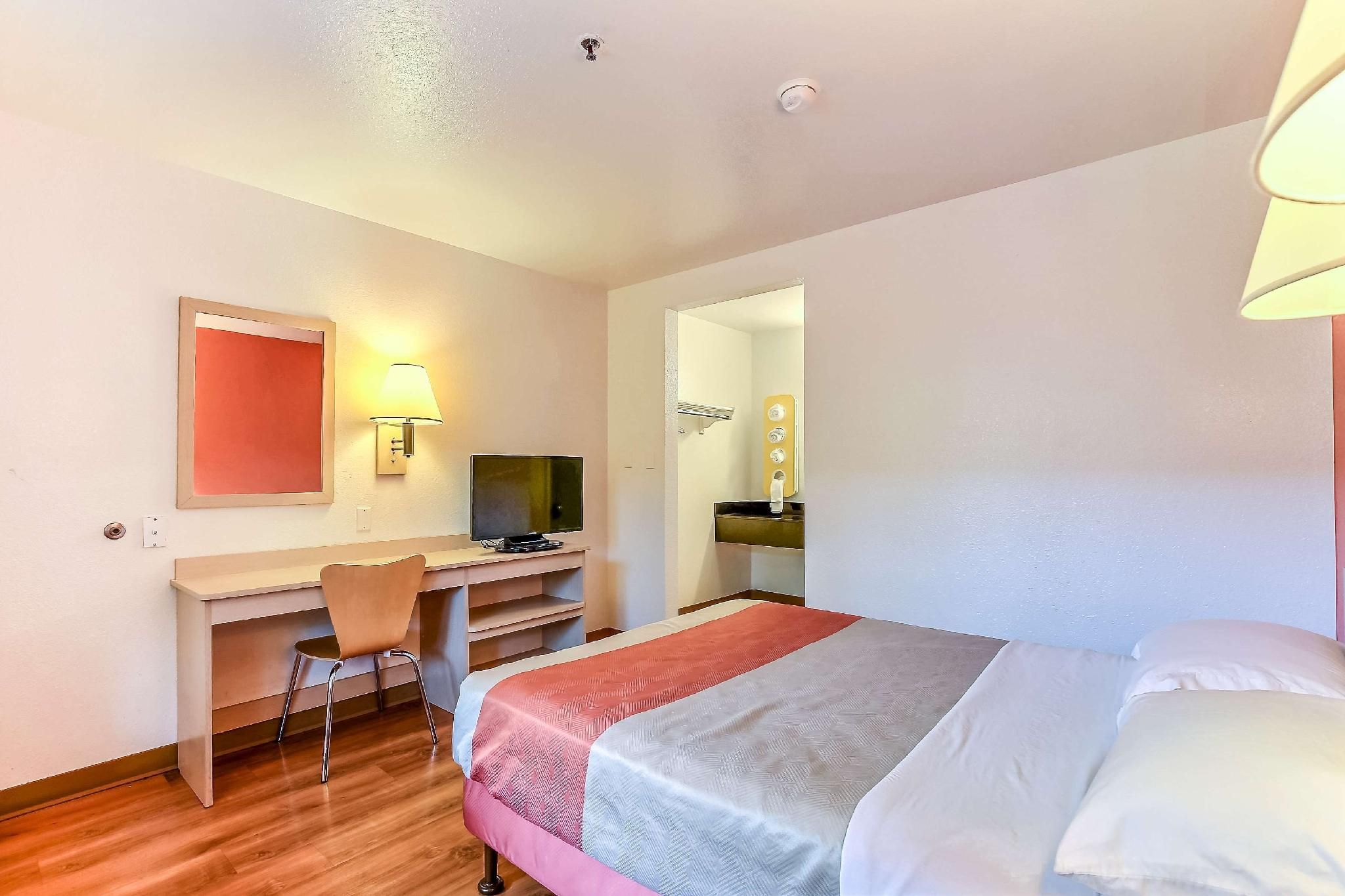 1 Queen Bed