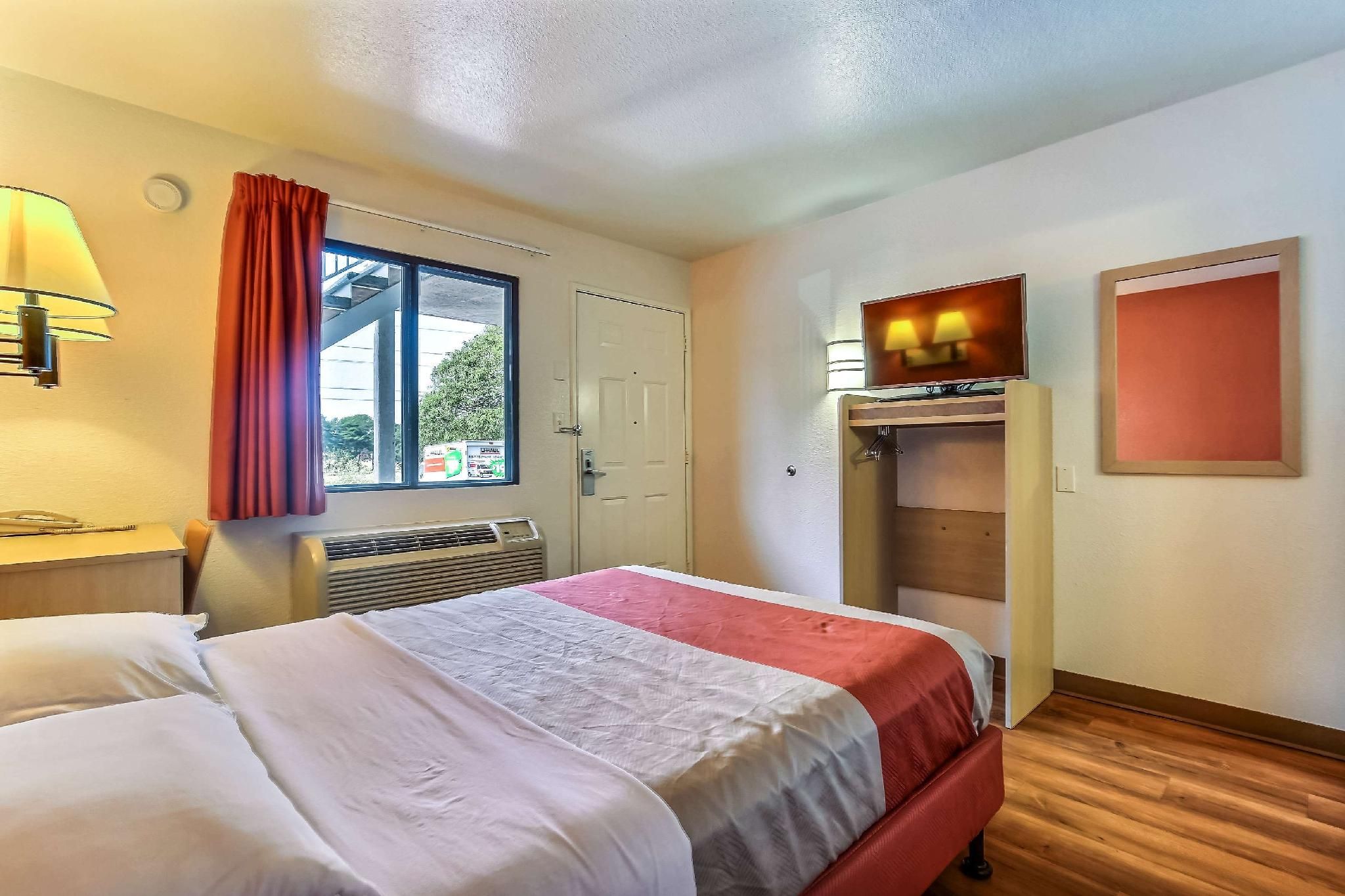 1 Queen Bed Business Suite