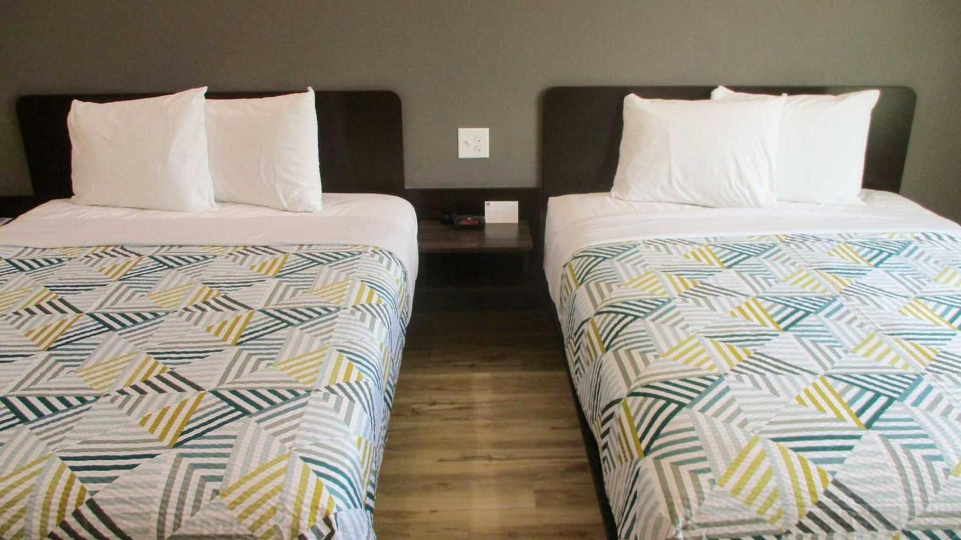 Studio 6  Port Allen, LA - Baton Rouge I-10 Queen Room with Two Queen Beds - Disability Access - Non-Smoking