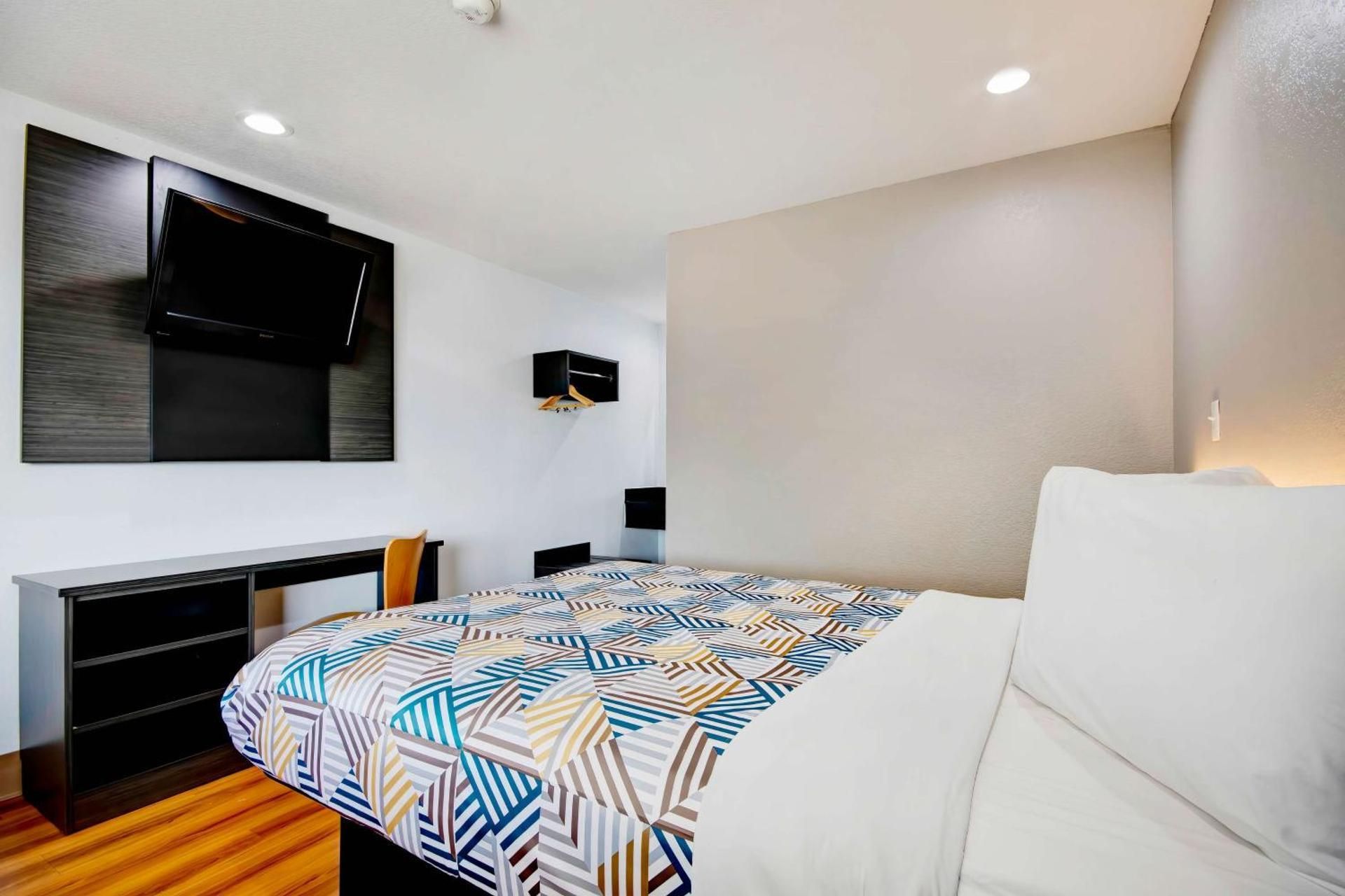 Standard Room with– One Full Bed (Handicapped Accessible)