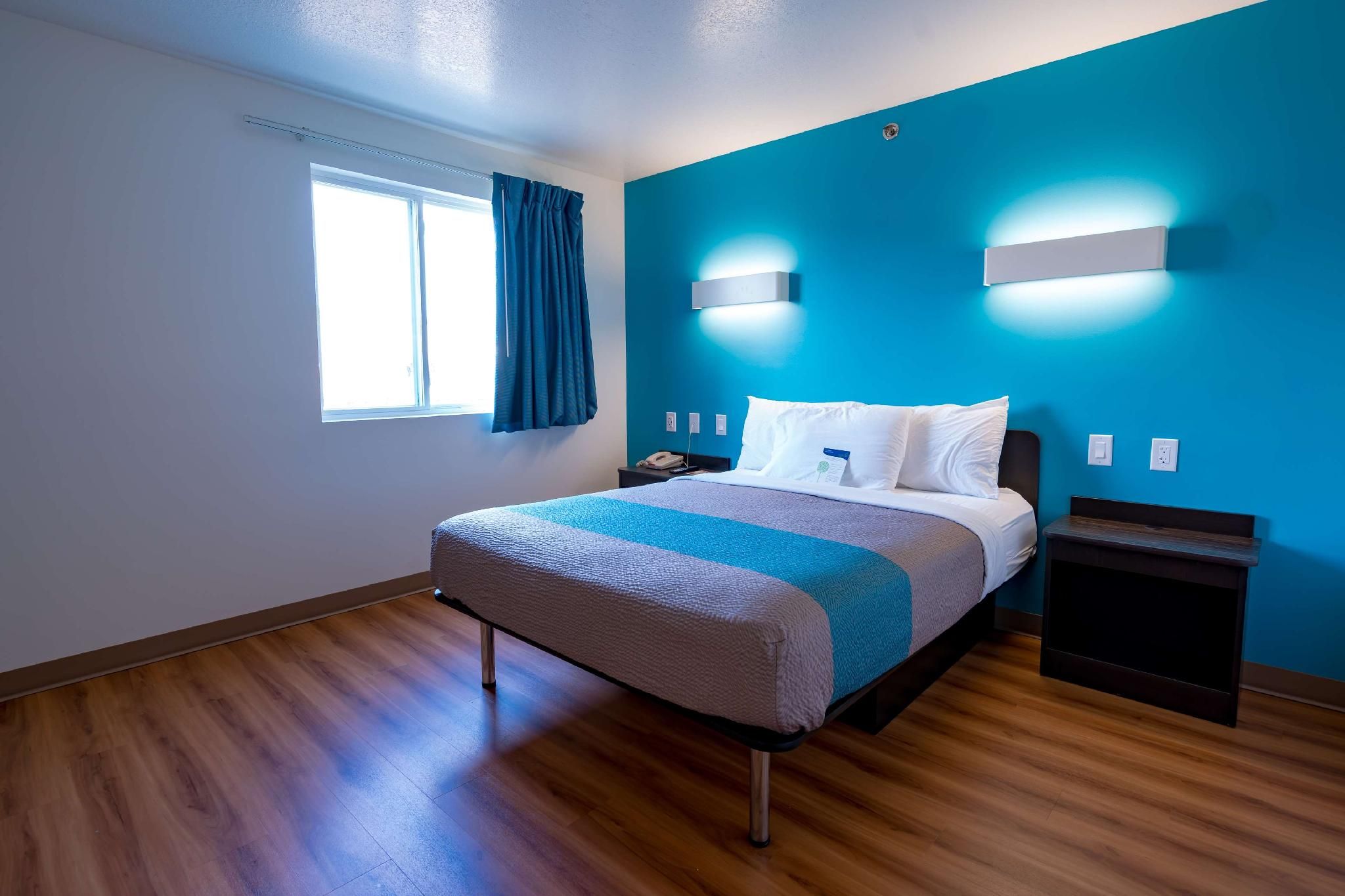 Motel 6 Pottstown, PA 1 Queen Bed | Mobility/Hear Access Tub Nsmk