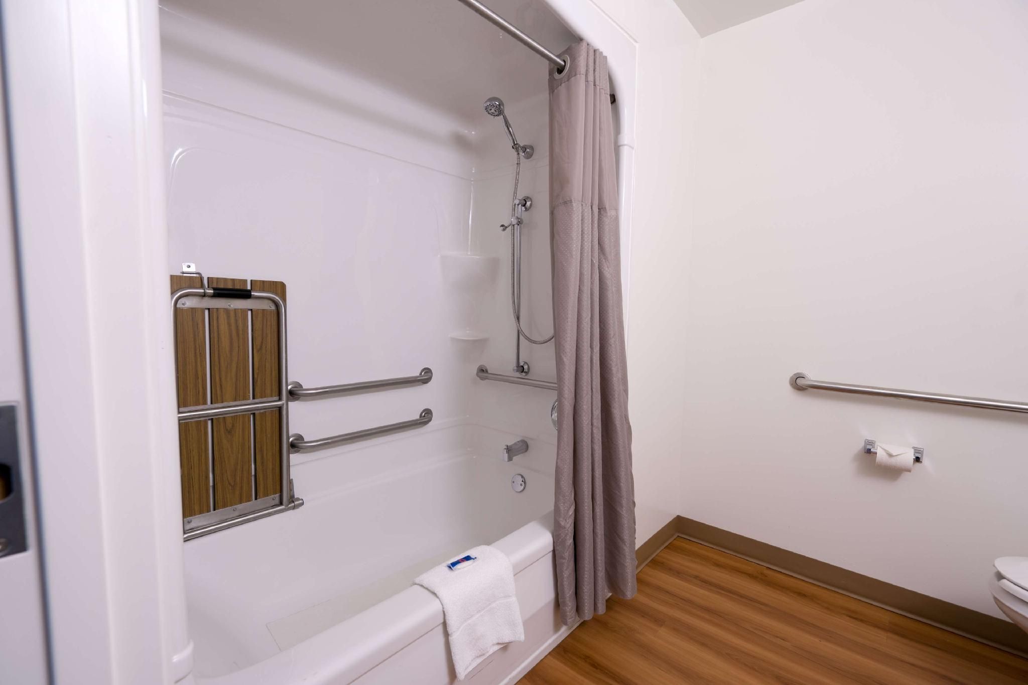 Motel 6 Pottstown, PA 1 Queen Bed | Mobility/Hear Access Tub Nsmk 2