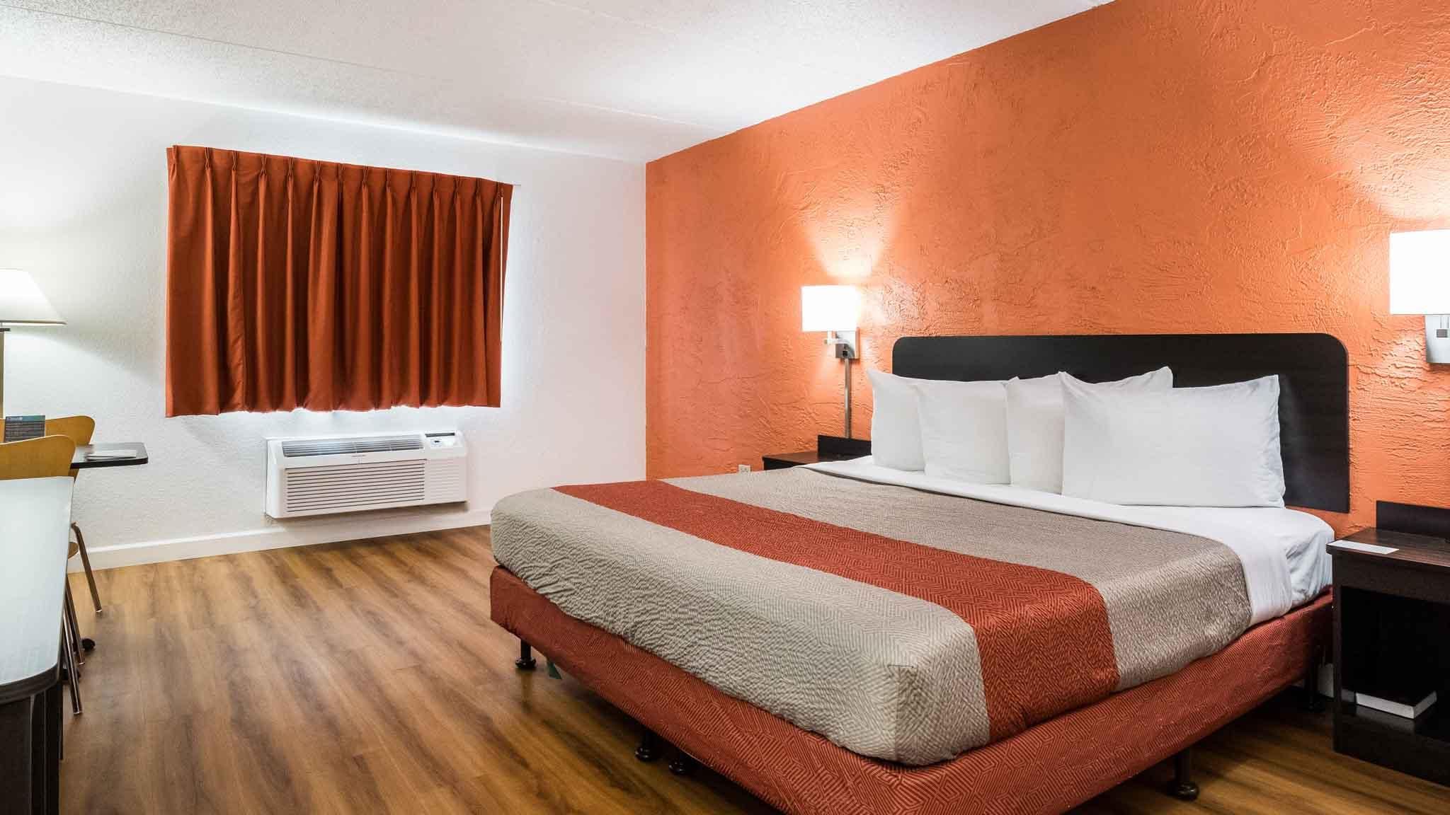 1 King Bed | Non-Smoking