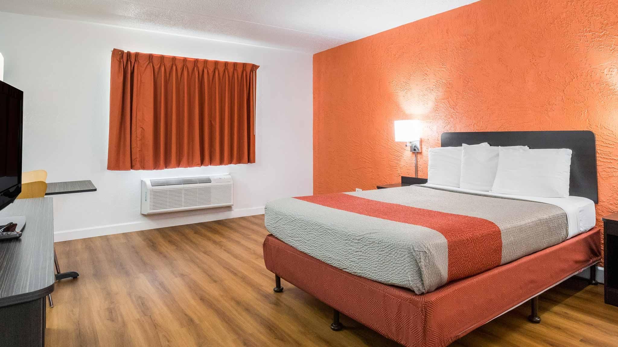 1 King Bed | Non-Smoking