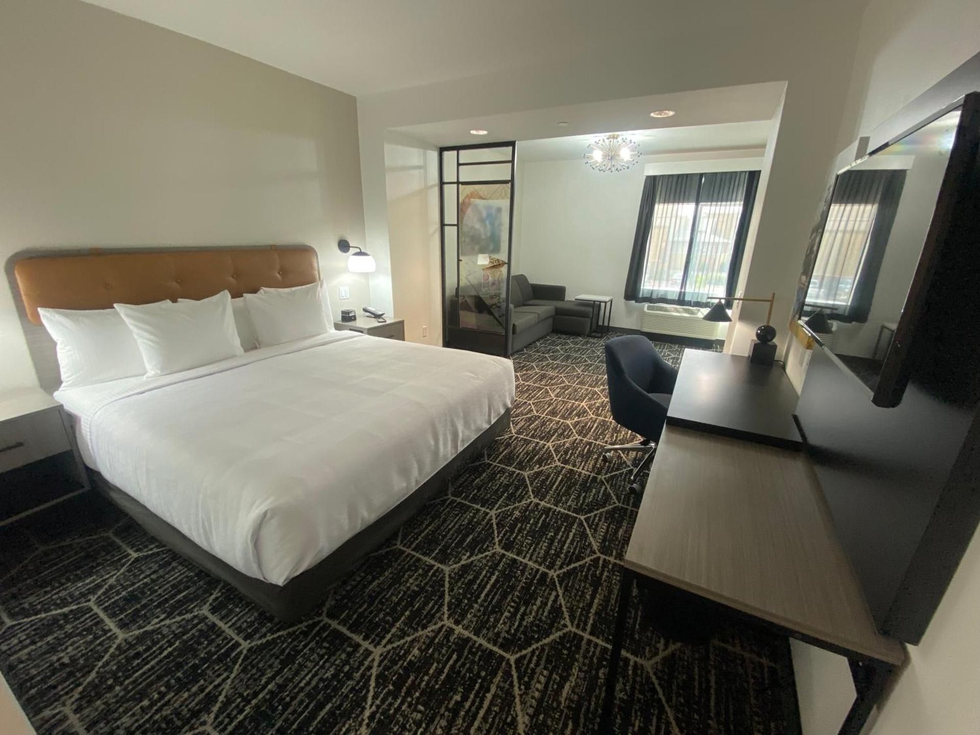 King Suite with Mobility/Hearing Access and Bathtub with Grab Bars, Non-Smoking