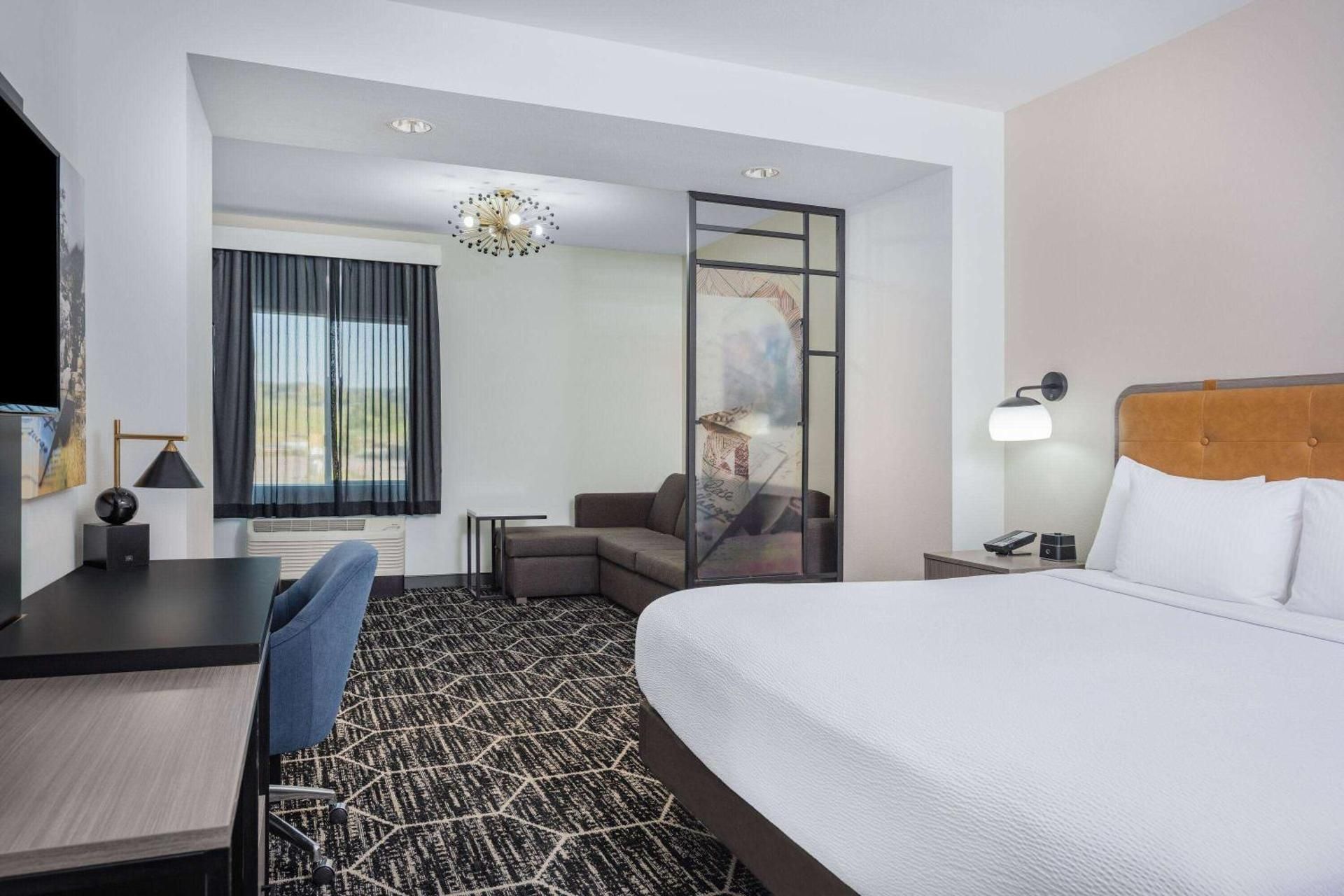 1 King Bed, Suite, Non-Smoking