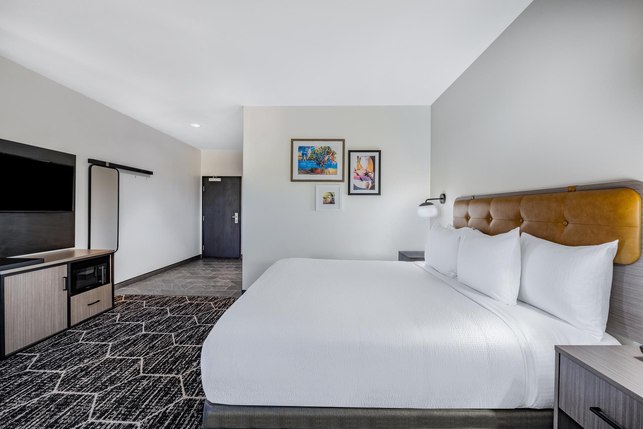 La Quinta Inn & Suites by Wyndham Yucaipa 1 King Bed, Mobility or Hearing Accessible Room, Bathtub with Grab Bars, Non-Smoking 2
