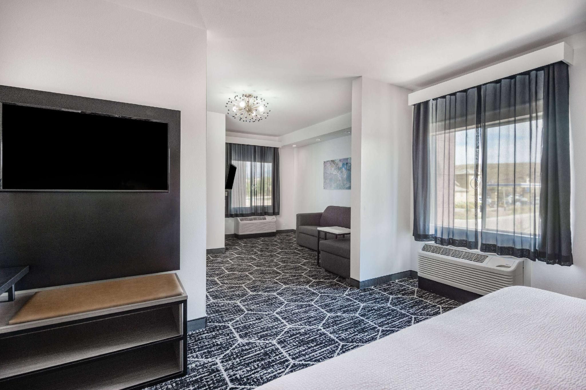 2 King Beds, Suite, Non-Smoking