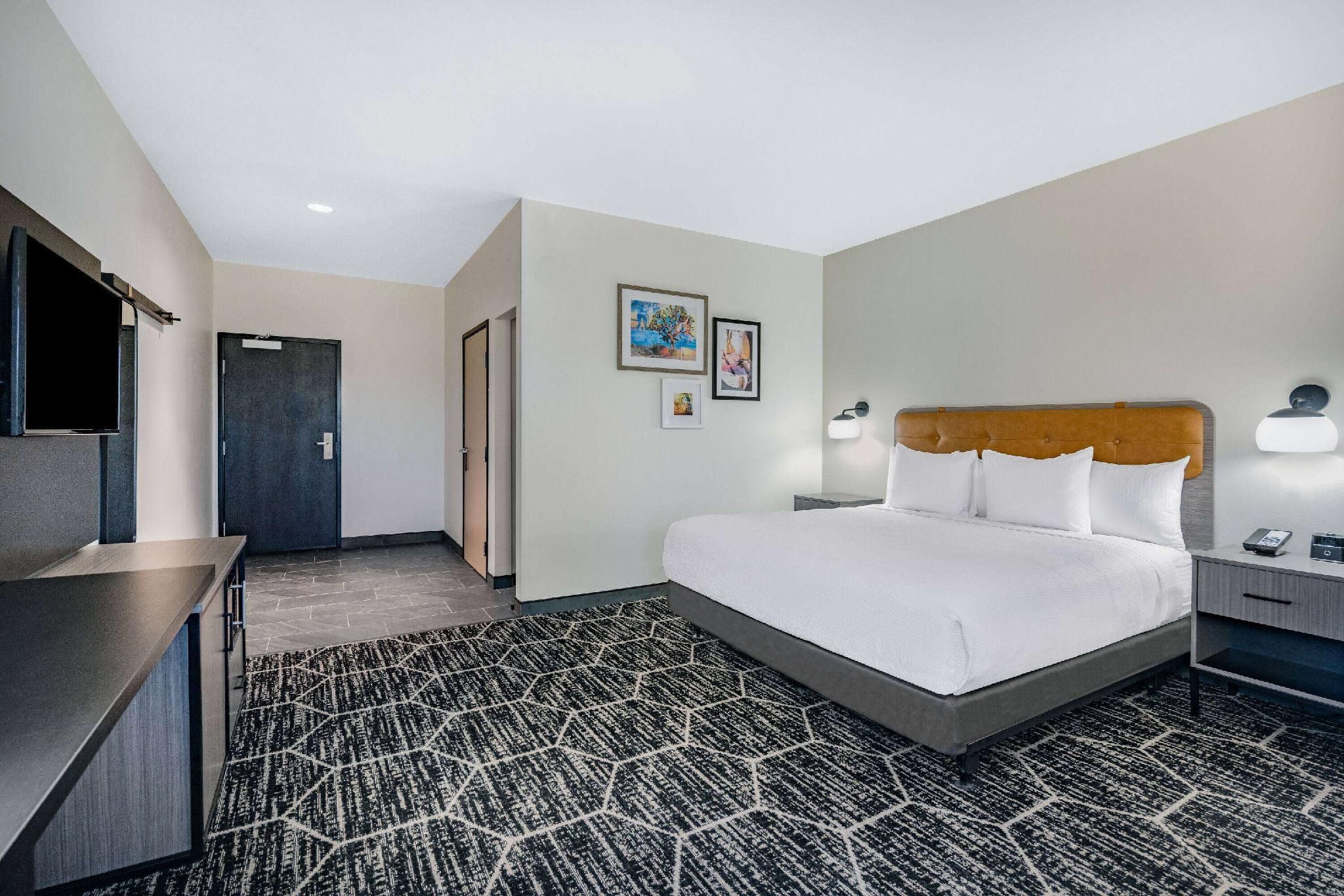 La Quinta Inn & Suites by Wyndham Yucaipa 1 King Bed, Mobility or Hearing Accessible Room, Bathtub with Grab Bars, Non-Smoking