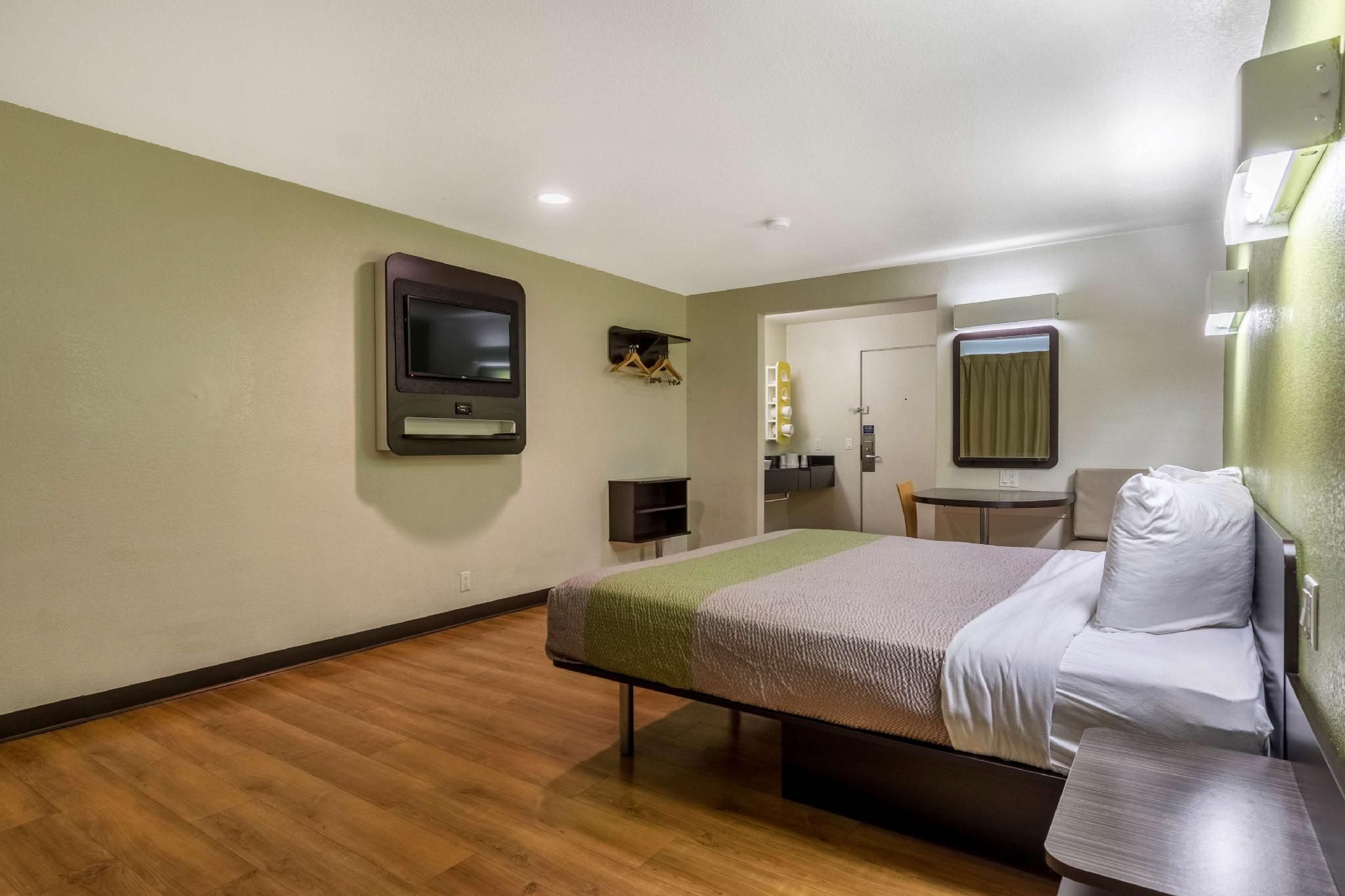 1 King Bed | Non-Smoking